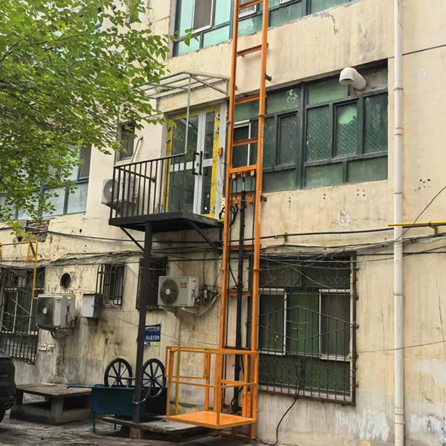 Plataforma de elevación eléctrica, elevador de carga monorraíl montado en la pared, capacidad máxima de carga de 400/880 kg para un manejo eficiente de materiales