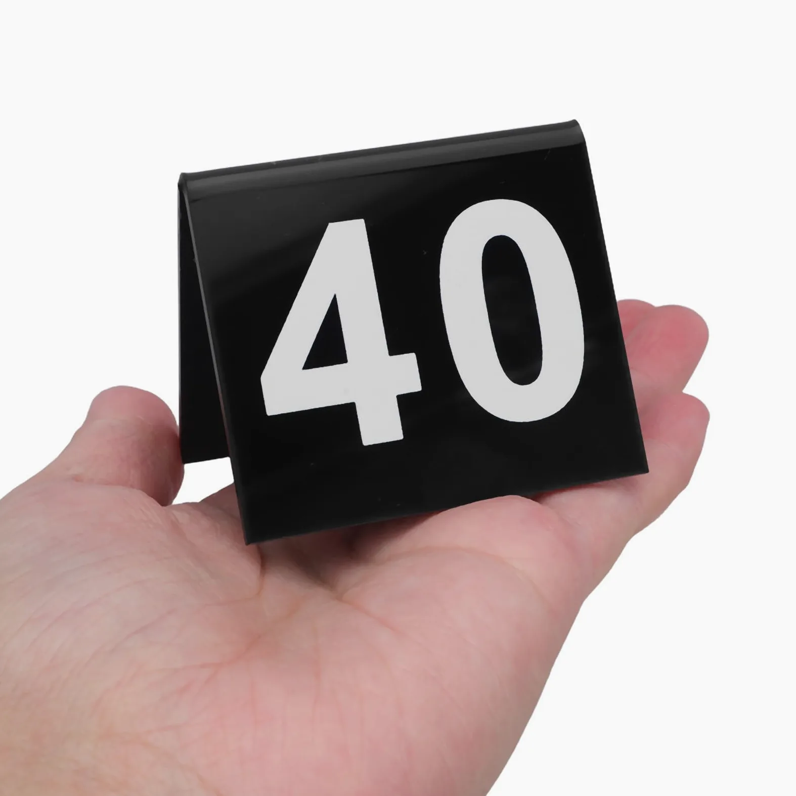 POPETPOP Números de Mesa Acrílicos 1-50, Carteles Triangulares V | Doble Cara Visible, Base Estable, 50 Piezas, Diseño Compacto para Áreas de Comedor Reducidas
