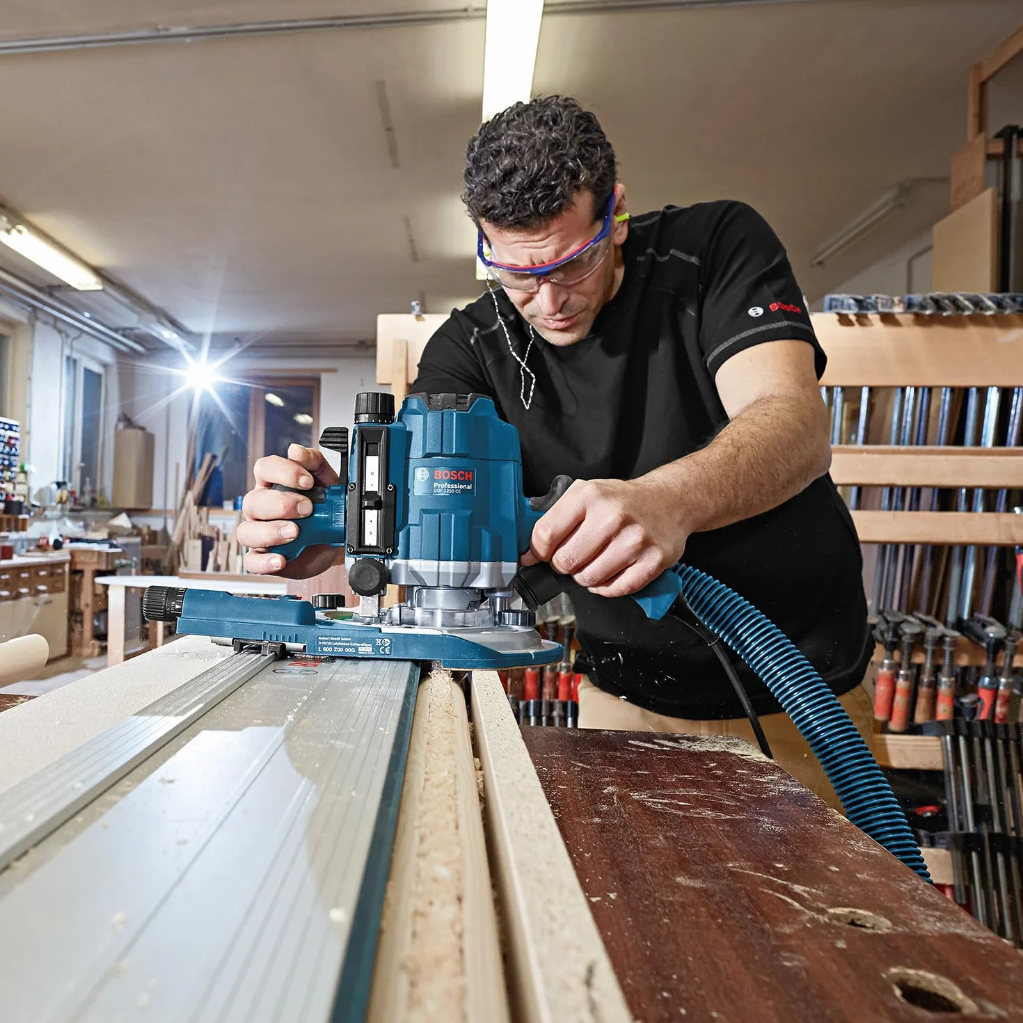 Bosch Professional fresadora de superficie GOF 1250 CE (llave de boca fija 19 mm, tope paralelo con ajuste preciso, adaptador de casquillo copiador, pinzas de sujeción, L-BOXX)