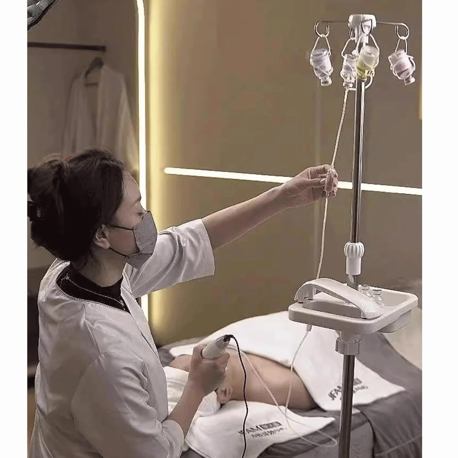 Poste de suero de Acero Inoxidable, Soporte for suero intravenoso con 4 Ganchos, Bandeja y reposabrazos, Poste de infusión, Altura Ajustable, Soporte de Suelo for suero con 5 Ruedas