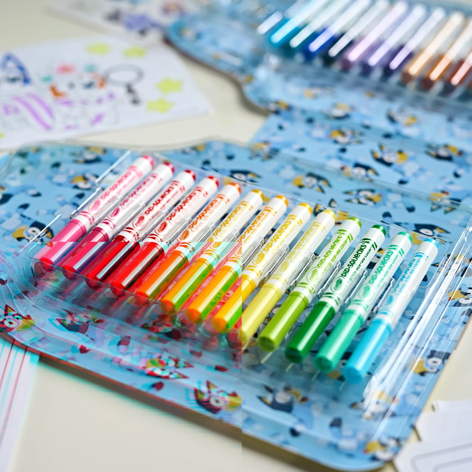 CRAYOLA Maletín Bluey para Colorear con Pegatinas, Set con rotuladores, 45 Piezas