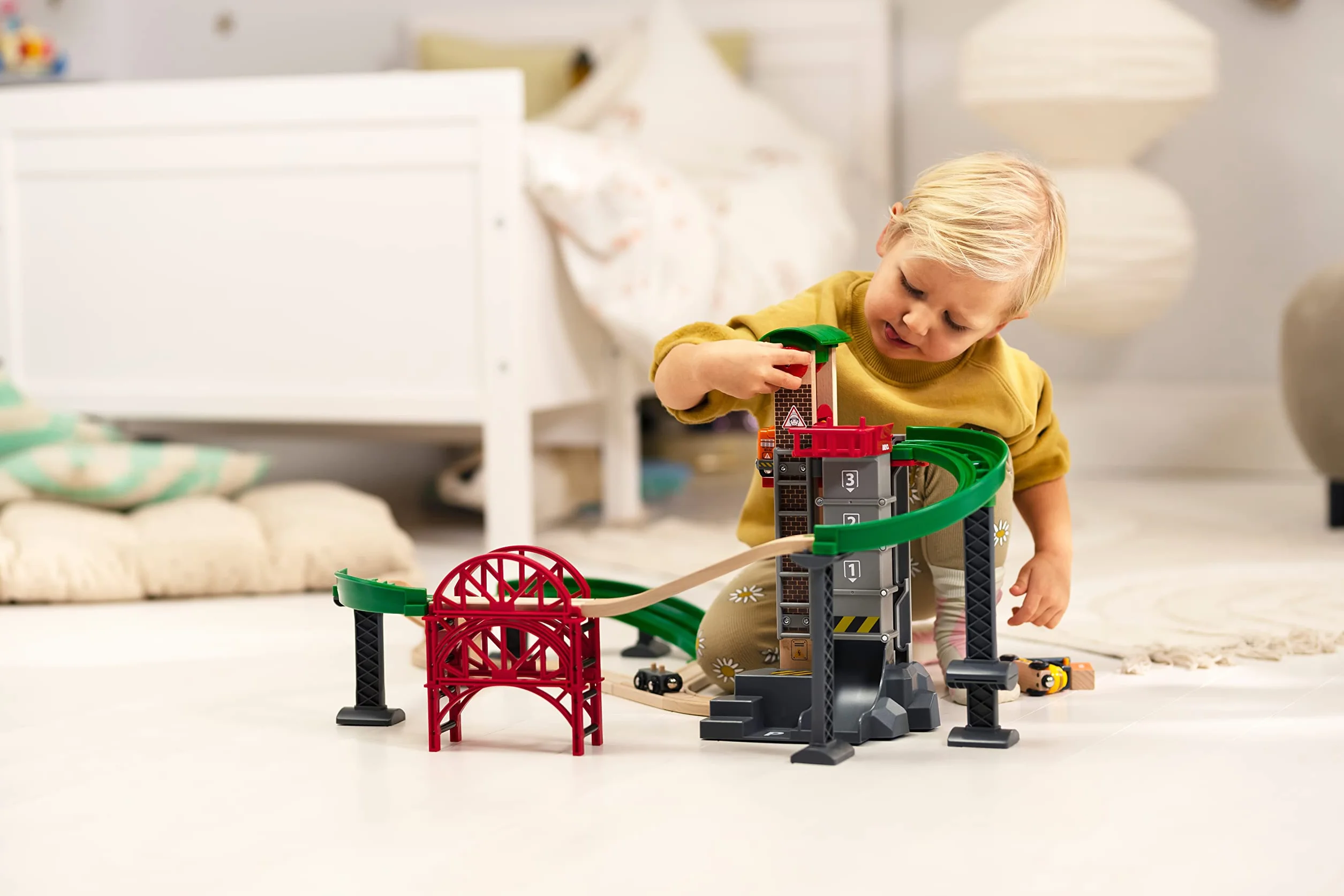 BRIO World Set Almacén Levanta y Carga, Ferrocarriles de Madera, Juguete 32 piezas 3+ Años
