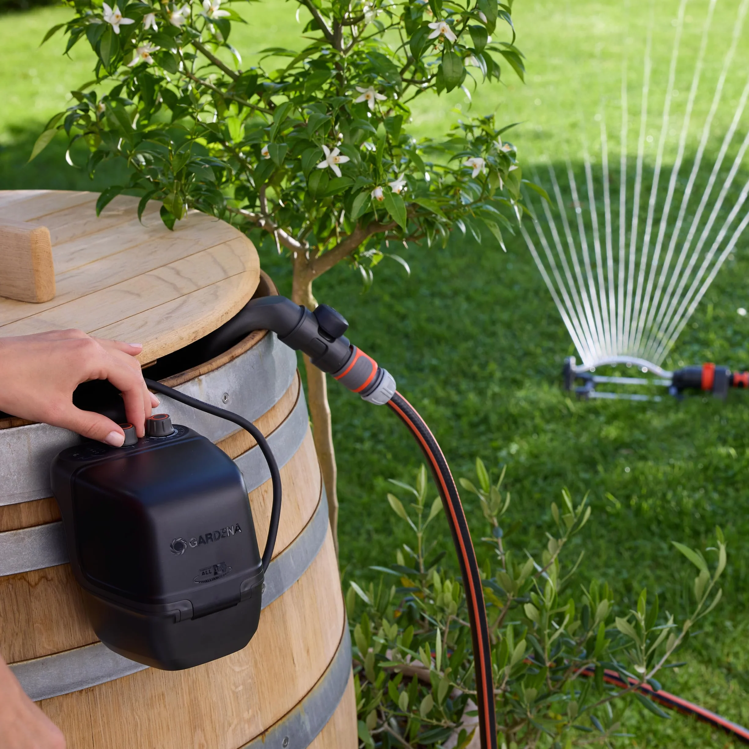 Gardena Bomba para depósitos de aguas de lluvia con batería 2400 Comfort Automatic 18V Solo: Bomba automática de agua, Control de riego programado, Función temporizadora, Presión constante (14605-55)