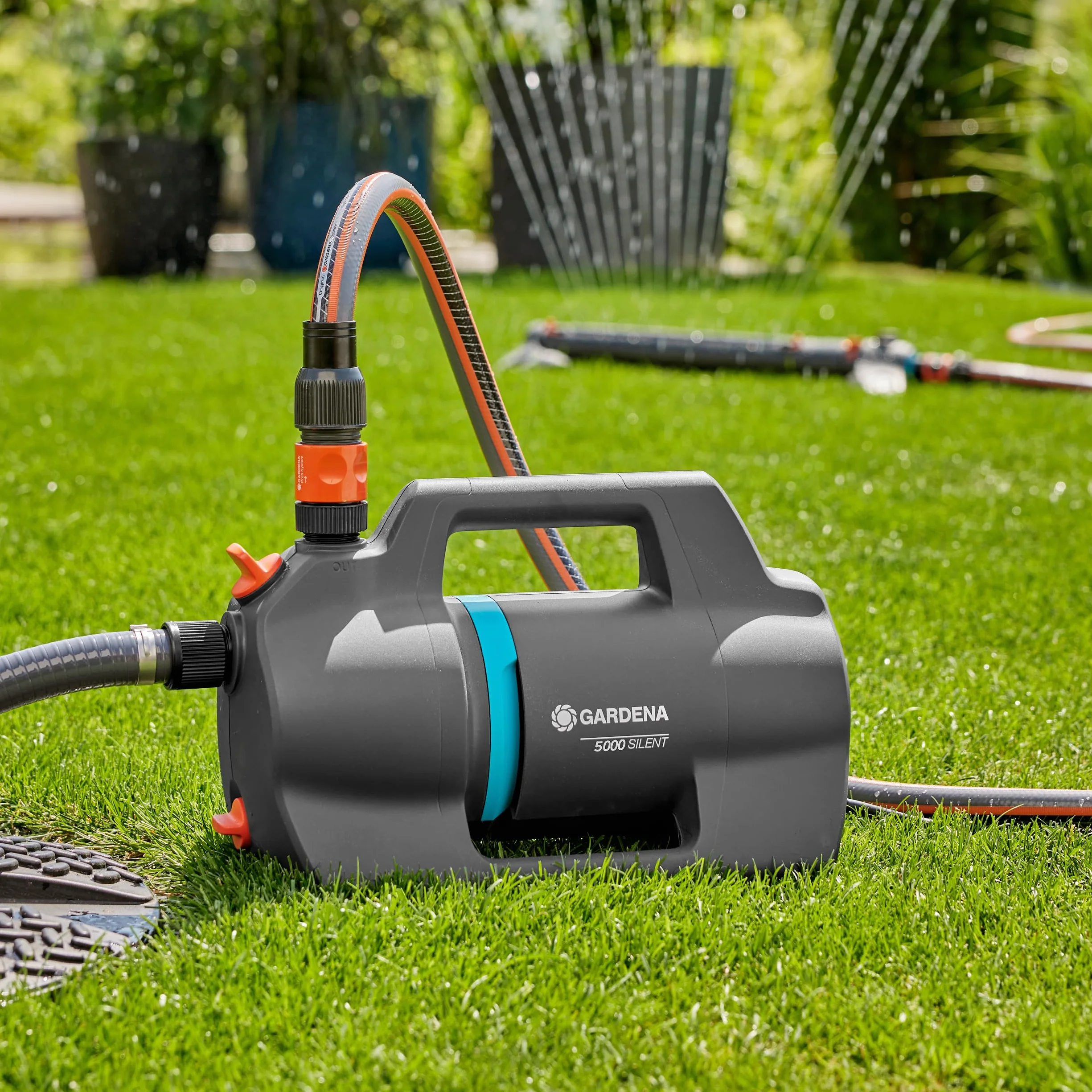 GARDENA Bomba de riego 5000 Bombas silenciosas: 26% más de flujo con el mismo consumo de energía, Tecnología silenciosa, Carcasa resistente a la lluvia y a los rayos UV (9080-20)