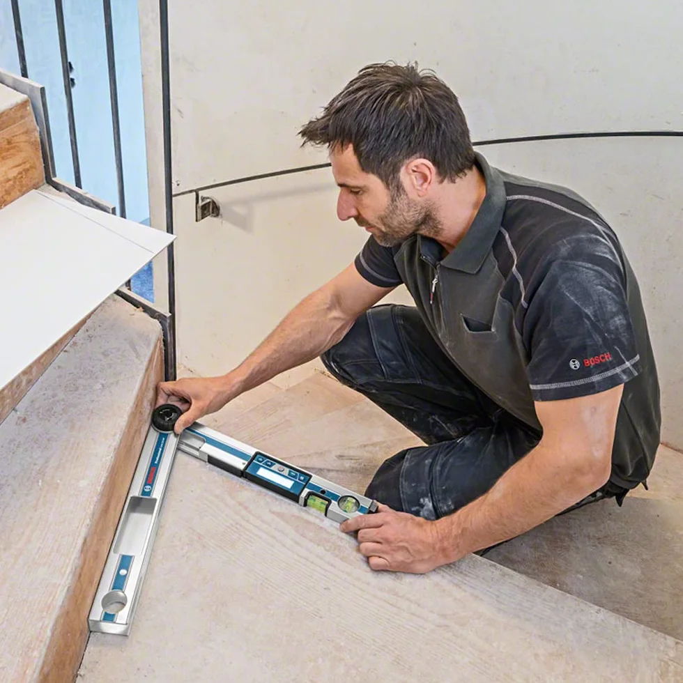 Bosch Professional Medidor digital de ángulos GAM 220 MF (cálculo de ángulos de inglete, margen de medición: 0 - 220º, longitud: 40 cm)