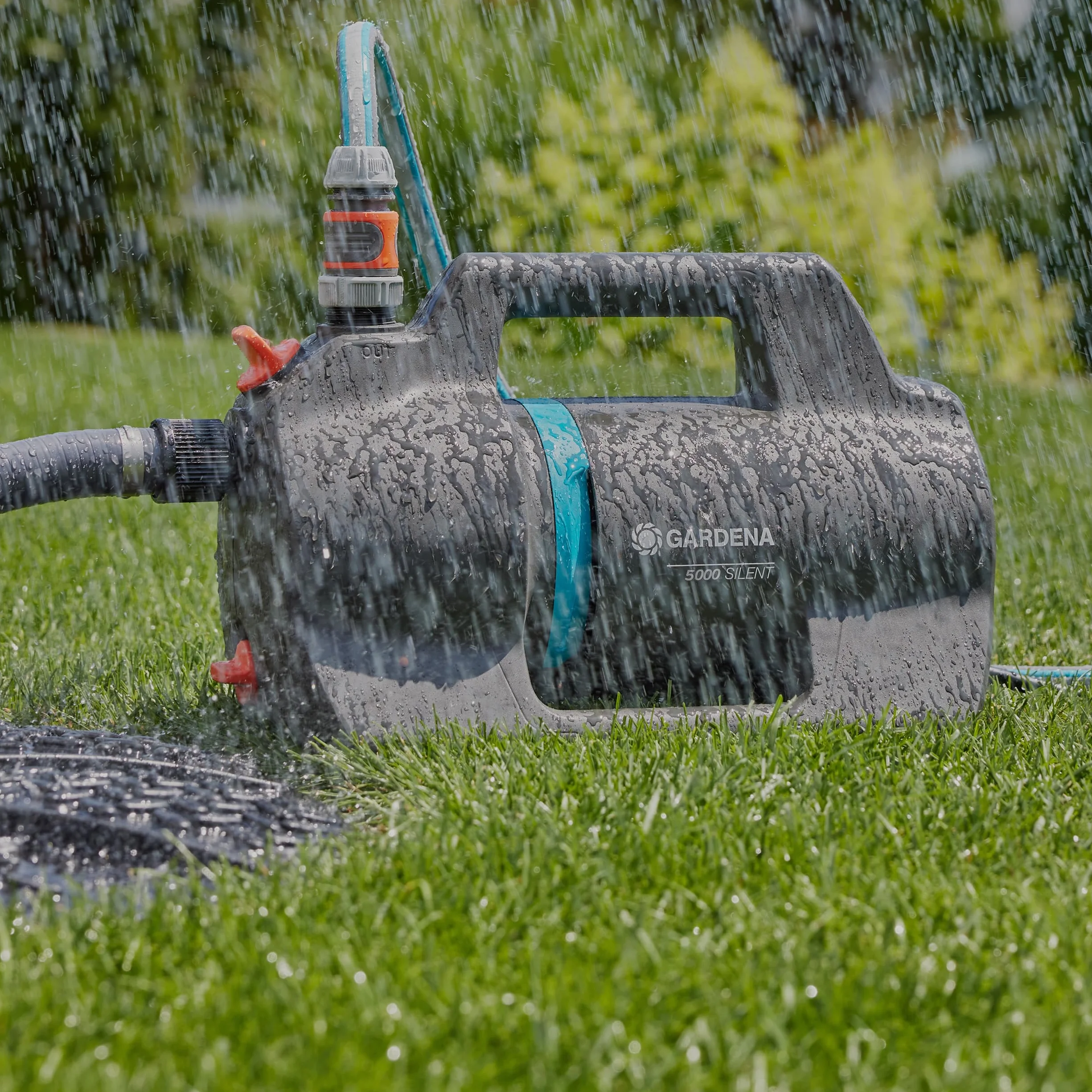 GARDENA Bomba de riego 5000 Bombas silenciosas: 26% más de flujo con el mismo consumo de energía, Tecnología silenciosa, Carcasa resistente a la lluvia y a los rayos UV (9080-20)
