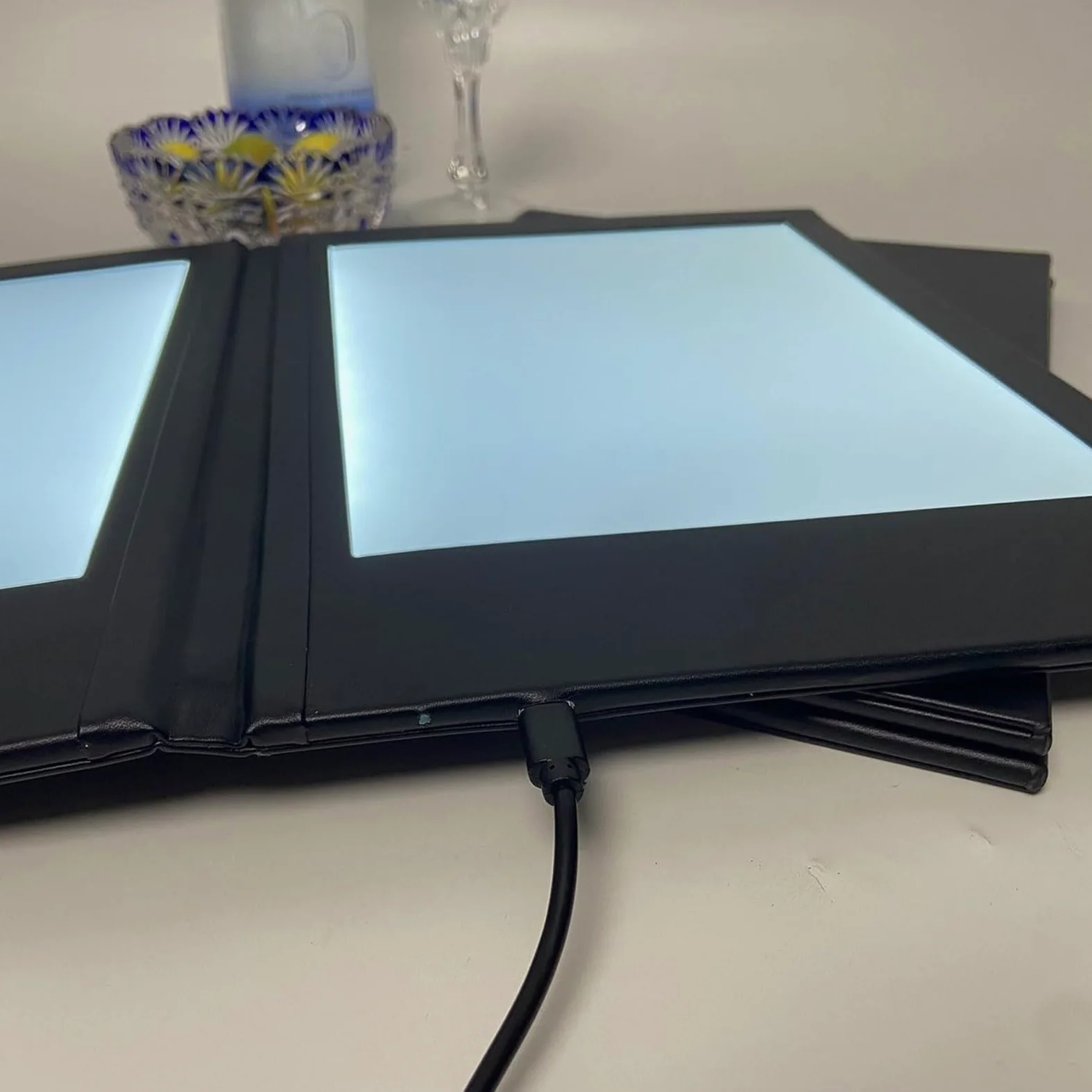 Soporte de cubierta de menú recargable, menú iluminado personalizable, soporte de menú iluminado retroiluminado, cubierta plegable de doble panel para clubes de hotel, restaurantes, bares y cenas