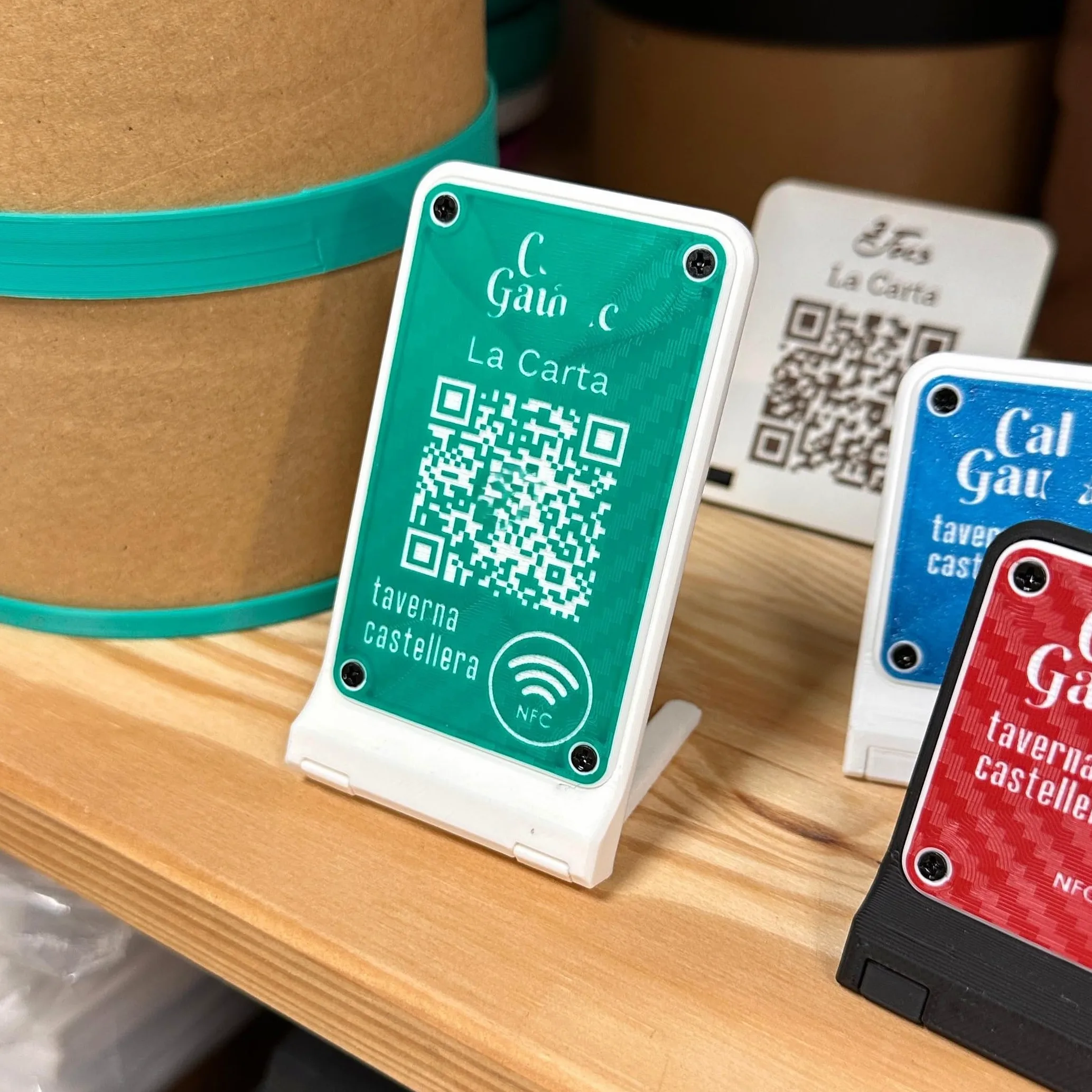 NIPRO Cartel QR para Mesa Personalizable | Códigos QR para Carta, Red Wifi, Valoraciones o Redes Sociales | Para Bar o Restaurante | NFC y/o Peana Opcionales | Lote 10 ud (43 x 70 mm)