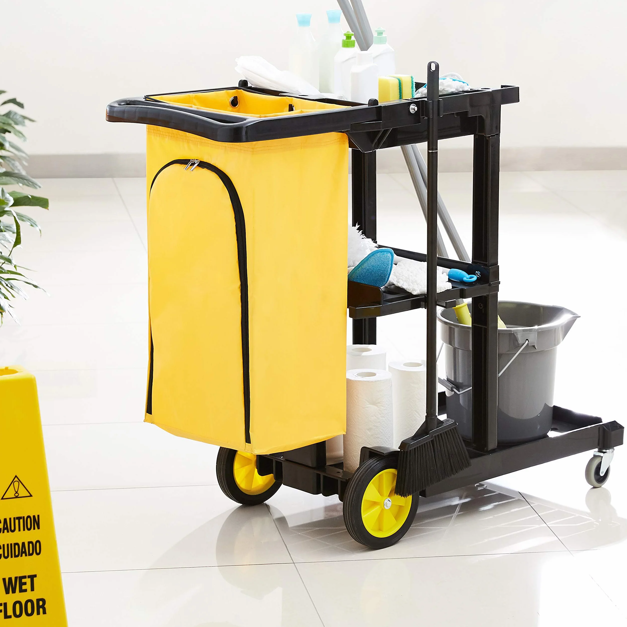 Amazon Basics Carro de limpieza con bolsa con cremallera y 2 estantes, Negro/Amarillo