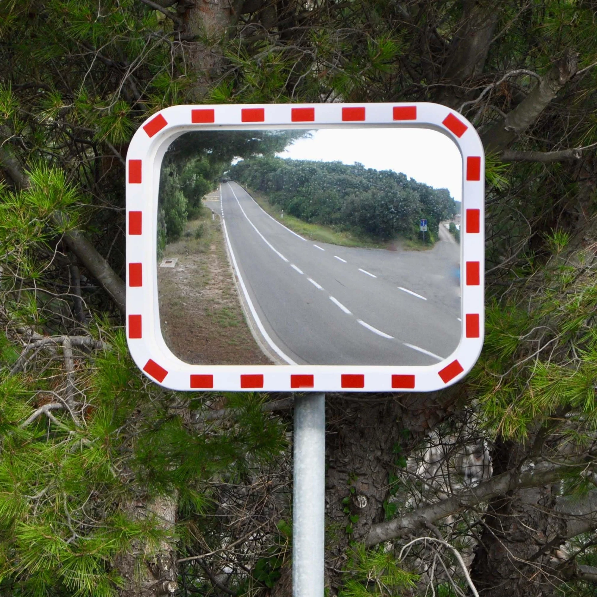 Wiltec Espejo de tráfico 70 x 90 cm convexo, espejo de seguridad angular con bandas reflectantes rojas y blancas, espejo convexo irrompible de plástico, espejo de vigilancia para salidas