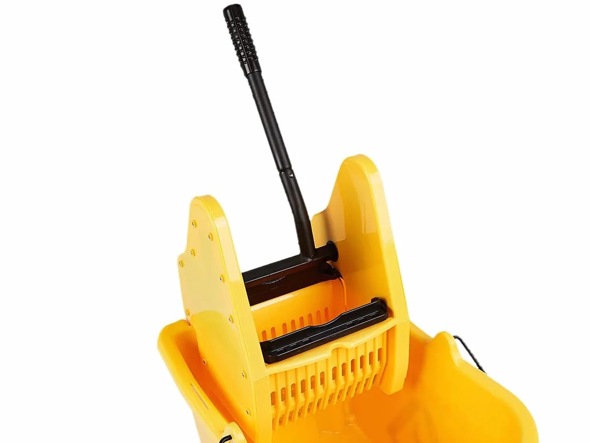 Amazon Basics Cubo rectangular para fregona Kentucky con ruedas duraderas y combinado con prensa de escurrido a presión, 33 litros/ 35 qt, amarillo