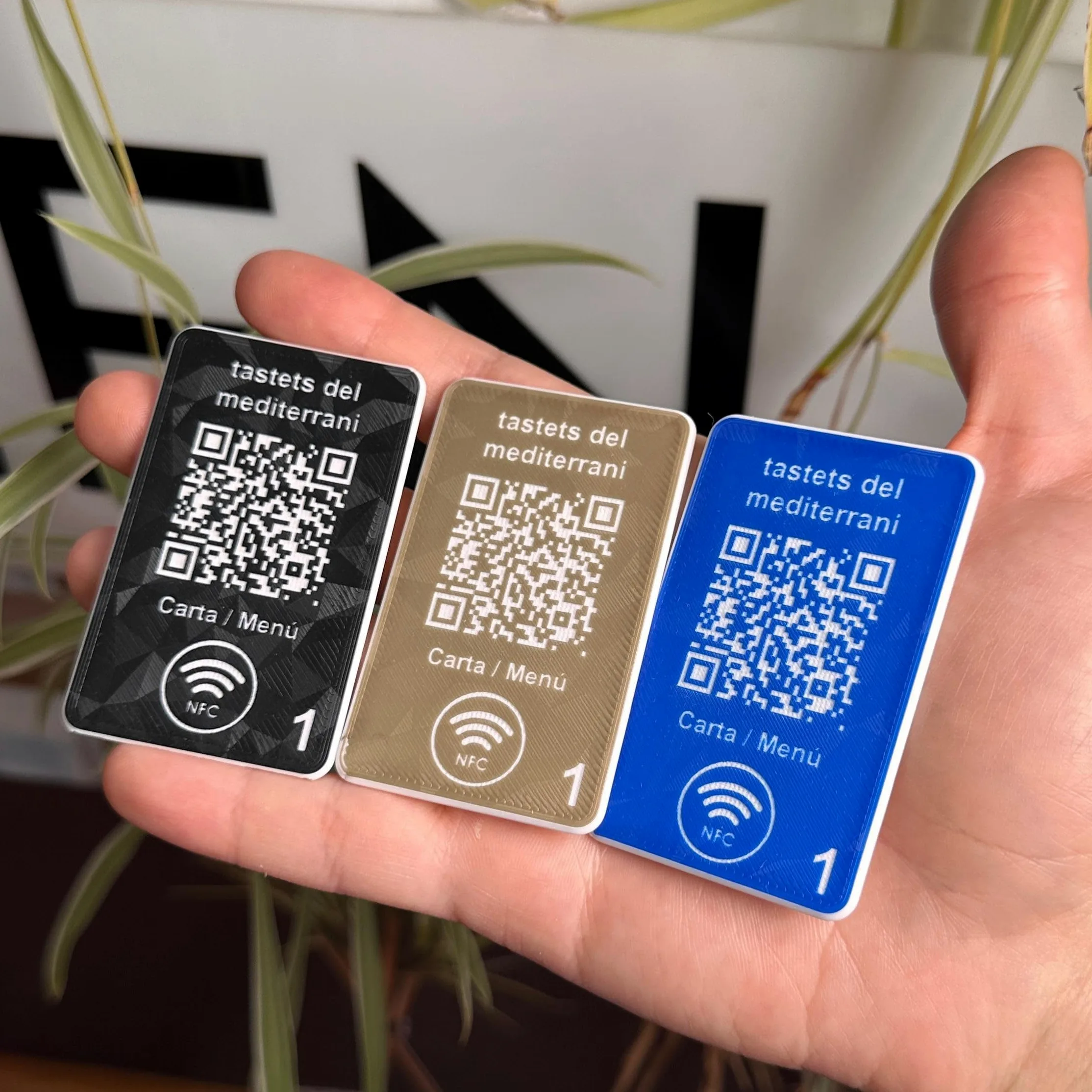 NIPRO Cartel QR para Mesa Personalizable | Códigos QR para Carta, Red Wifi, Valoraciones o Redes Sociales | Para Bar o Restaurante | NFC y/o Peana Opcionales | Lote 10 ud (43 x 70 mm)