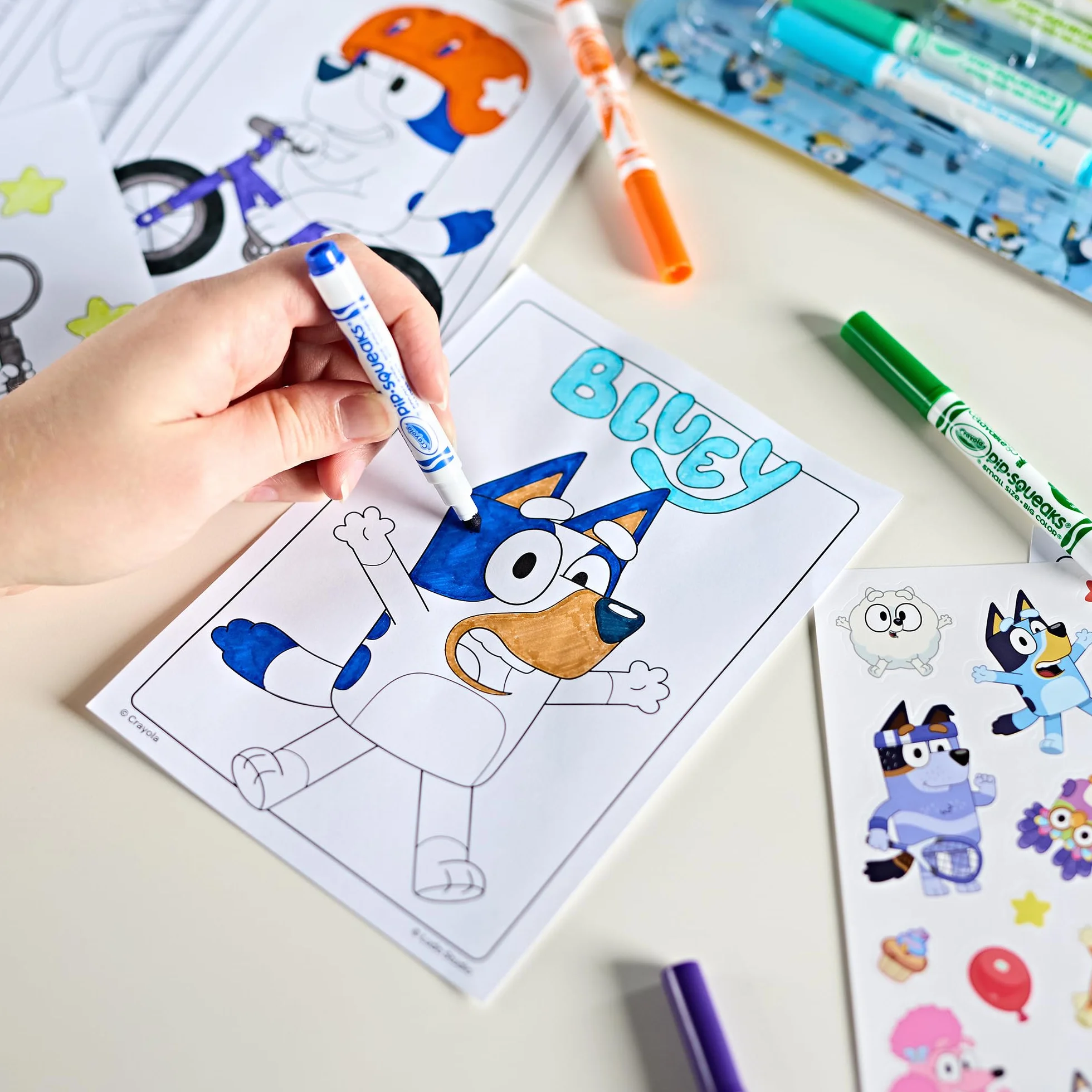 CRAYOLA Maletín Bluey para Colorear con Pegatinas, Set con rotuladores, 45 Piezas