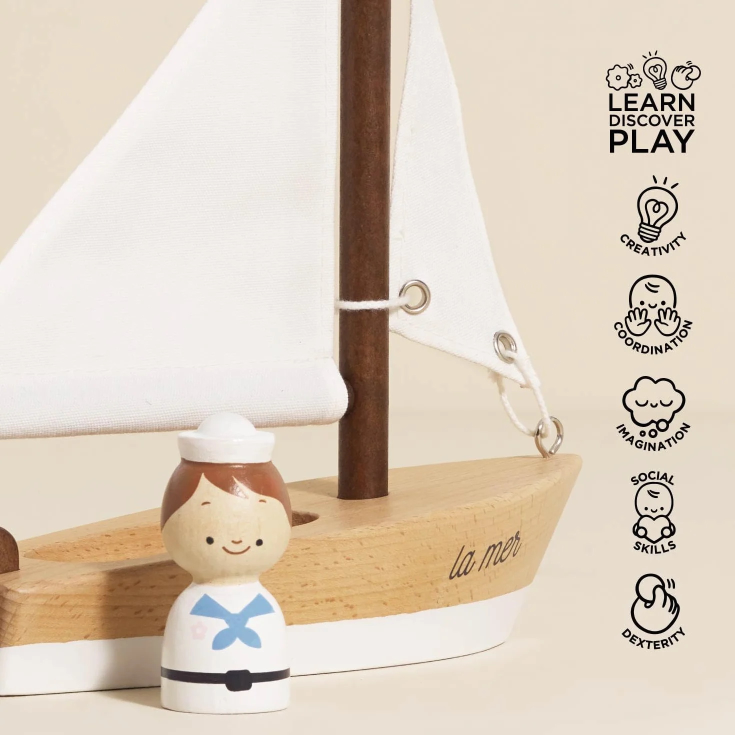 Le Toy Van TV810 Barco de Vela de Juguete Madera FSC ecológica con Marinero