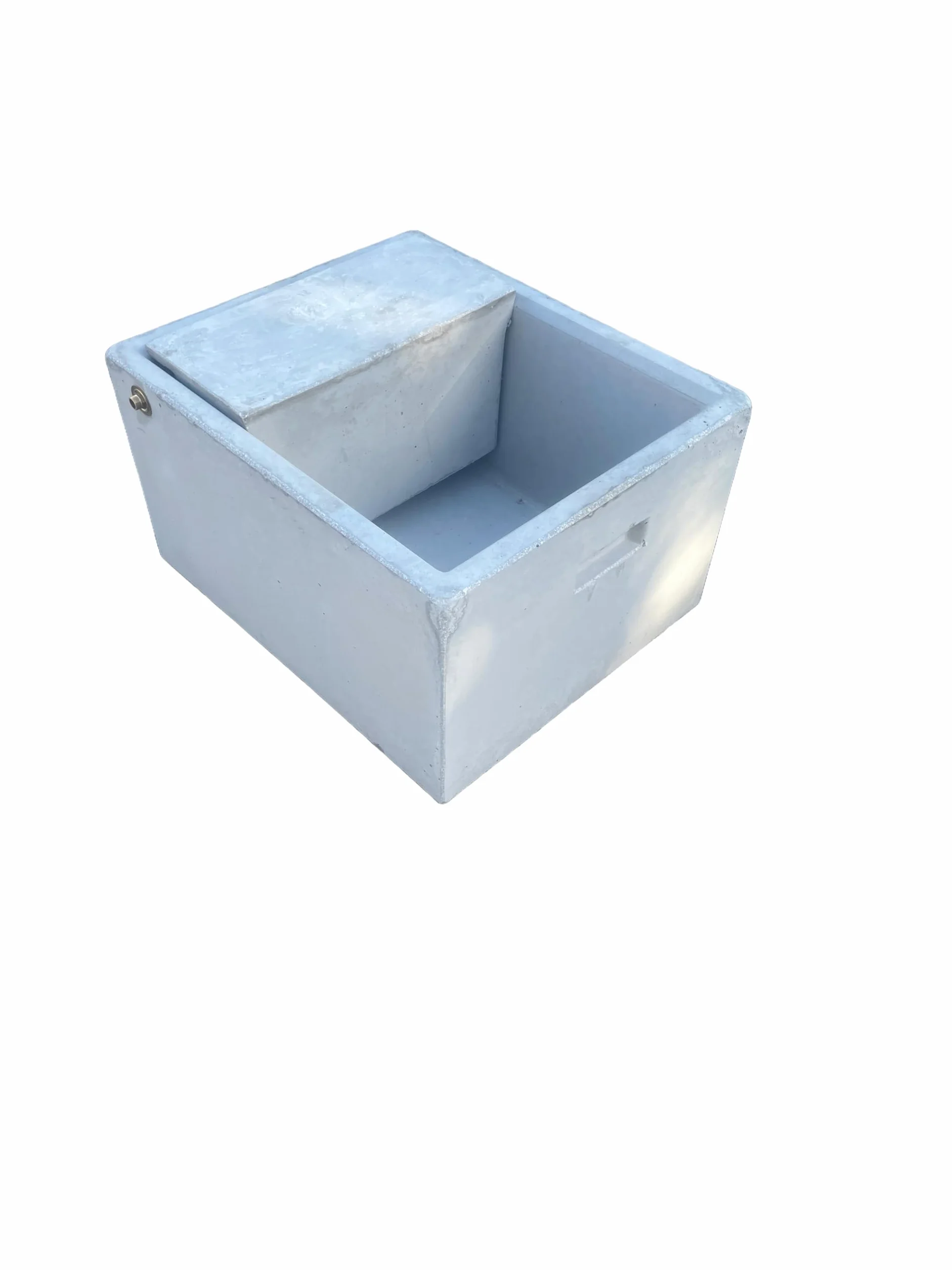 Bebedero de Hormigón para Caballos,Vacas, con Flotador, Tapa Protectora y desague, Medidas Exteriores, Largo 60 cm, Ancho 50 cm, Alto 35 cm, Peso 100 Kg, Capacidad 50 litros.
