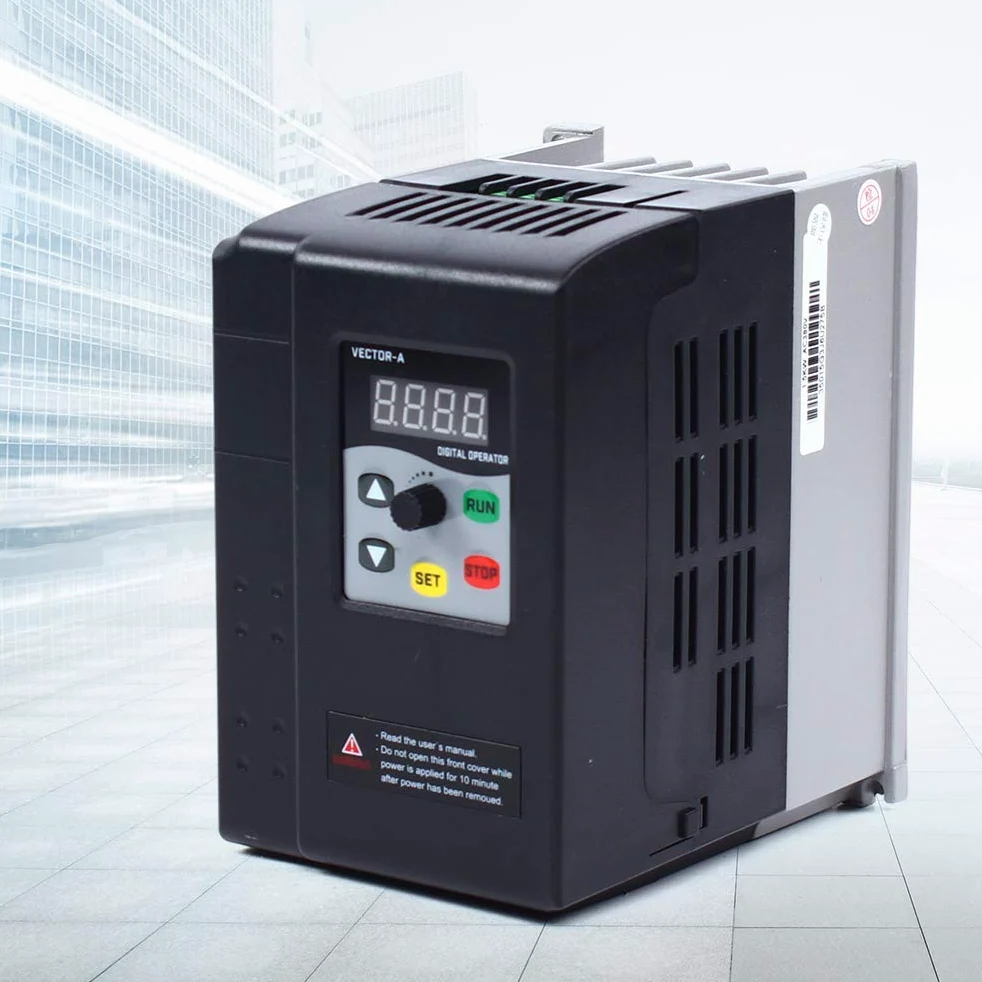 Unidad de frecuencia variable, 2,2KW 380V monofásico Variador de frecuencia, 1,15 kg Controlador de velocidad Motor, VFD para Motor Trifásico 2,2 KW AC Motor monofásico