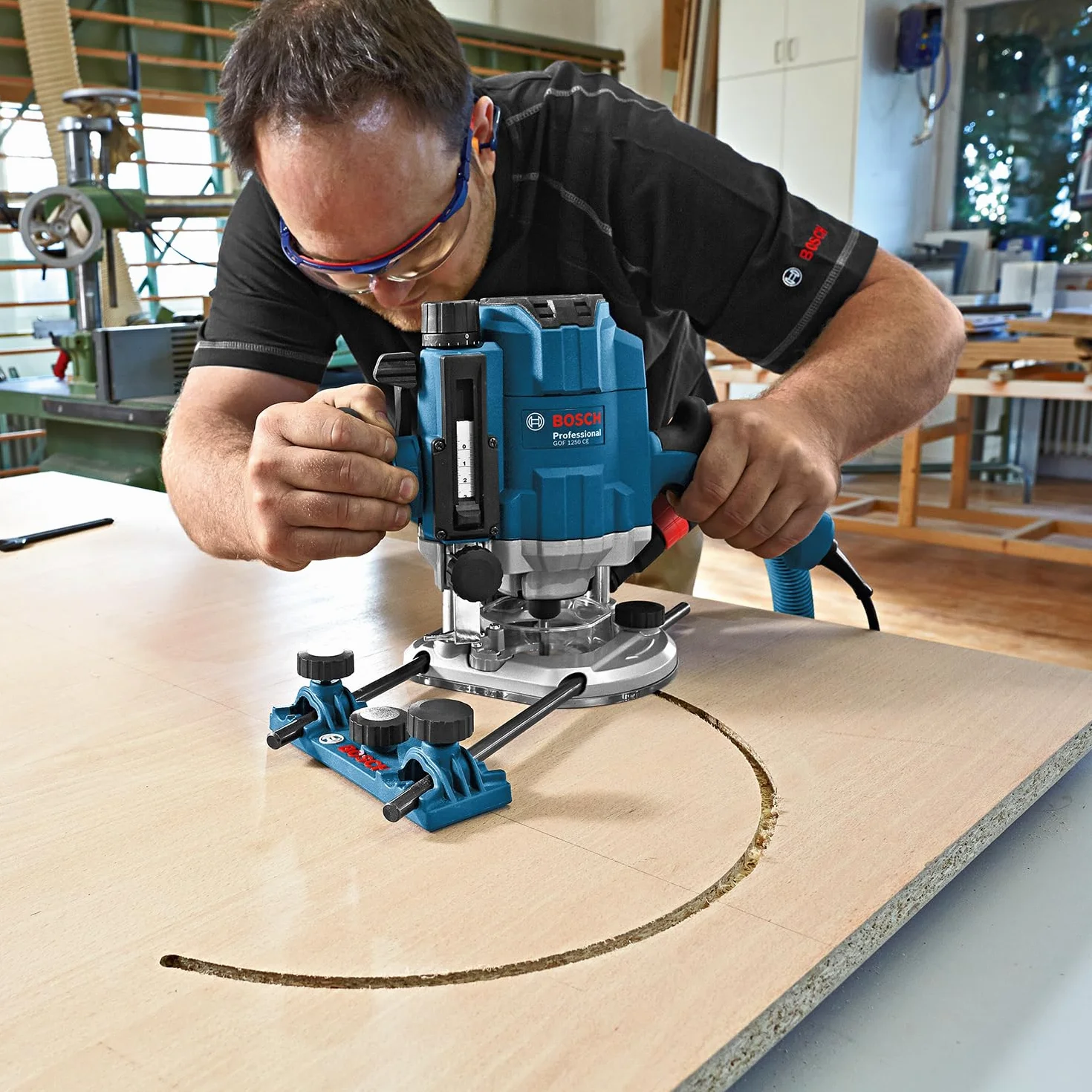 Bosch Professional fresadora de superficie GOF 1250 CE (llave de boca fija 19 mm, tope paralelo con ajuste preciso, adaptador de casquillo copiador, pinzas de sujeción, L-BOXX)