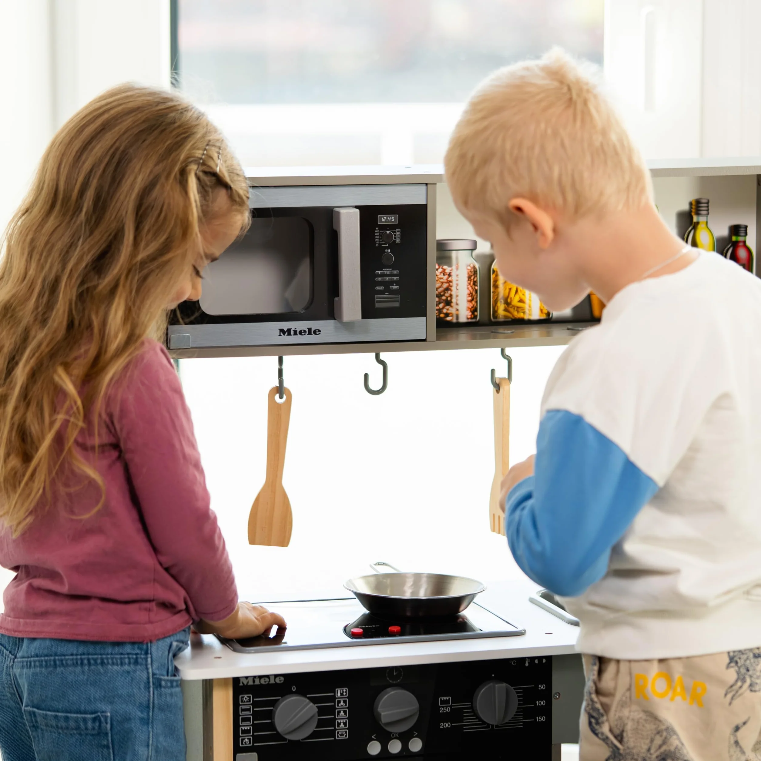 Theo Klein 7199 Cocina Miele de Madera y Acero Inoxidable, Juguete para niños 70x30x91 cm