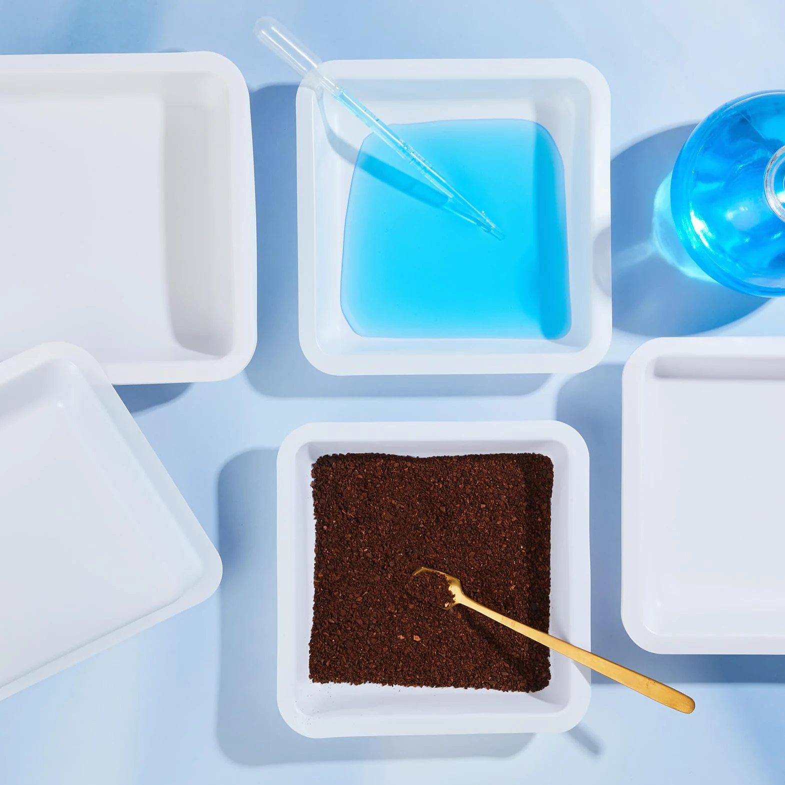 Sherr Paquete de 500 botes de pesaje de 330 ml a granel, antiestáticos, blancos, bandejas de pesaje cuadradas de plástico fáciles de verter para llenar cápsulas, plato de laboratorio, polvo, líquido