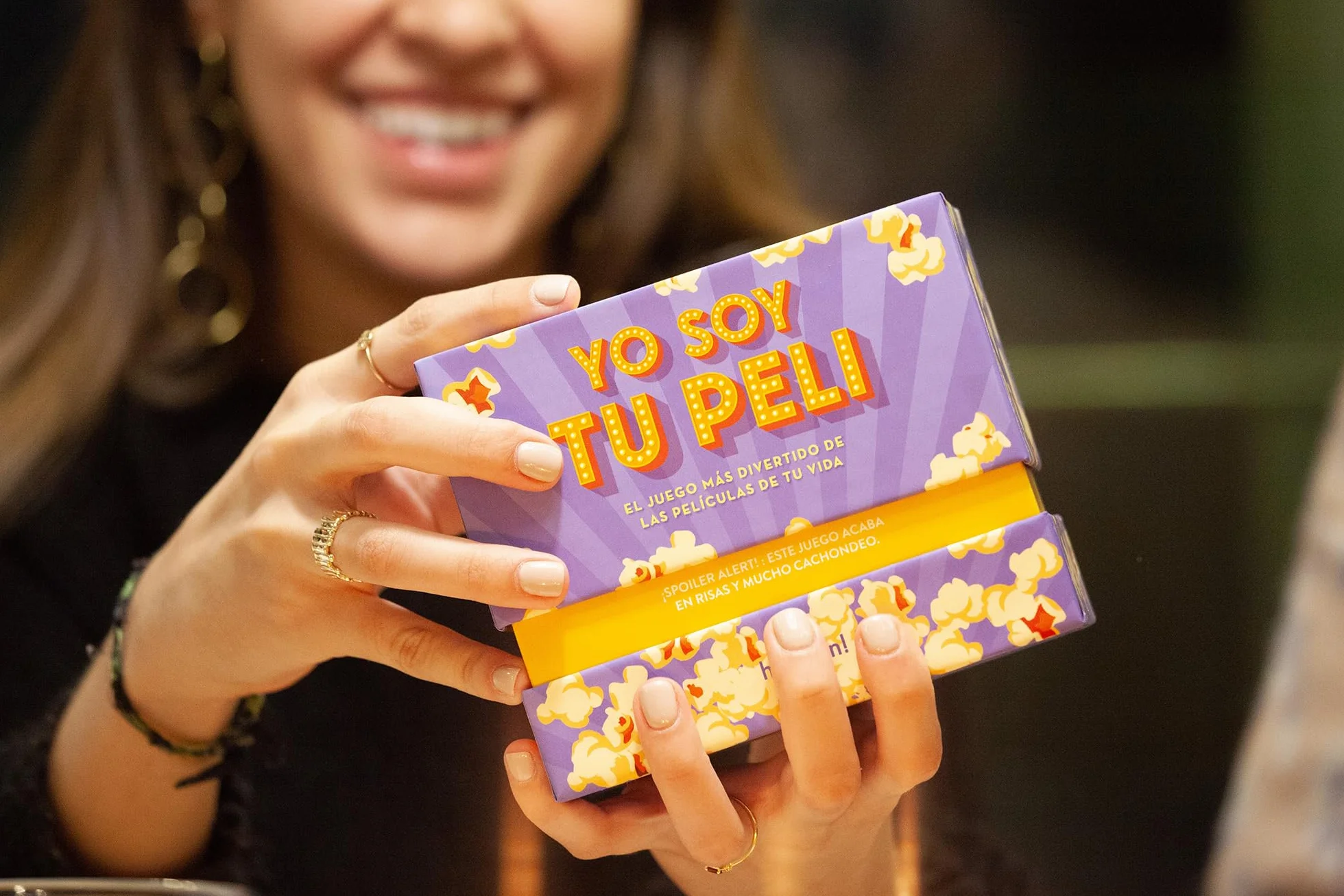 Hellofun! Juegos de Mesa Adultos YO Soy TU PELI | Juego de Cartas Películas | Actúa, tararea y adivina películas | 4 jugadores | 30 min