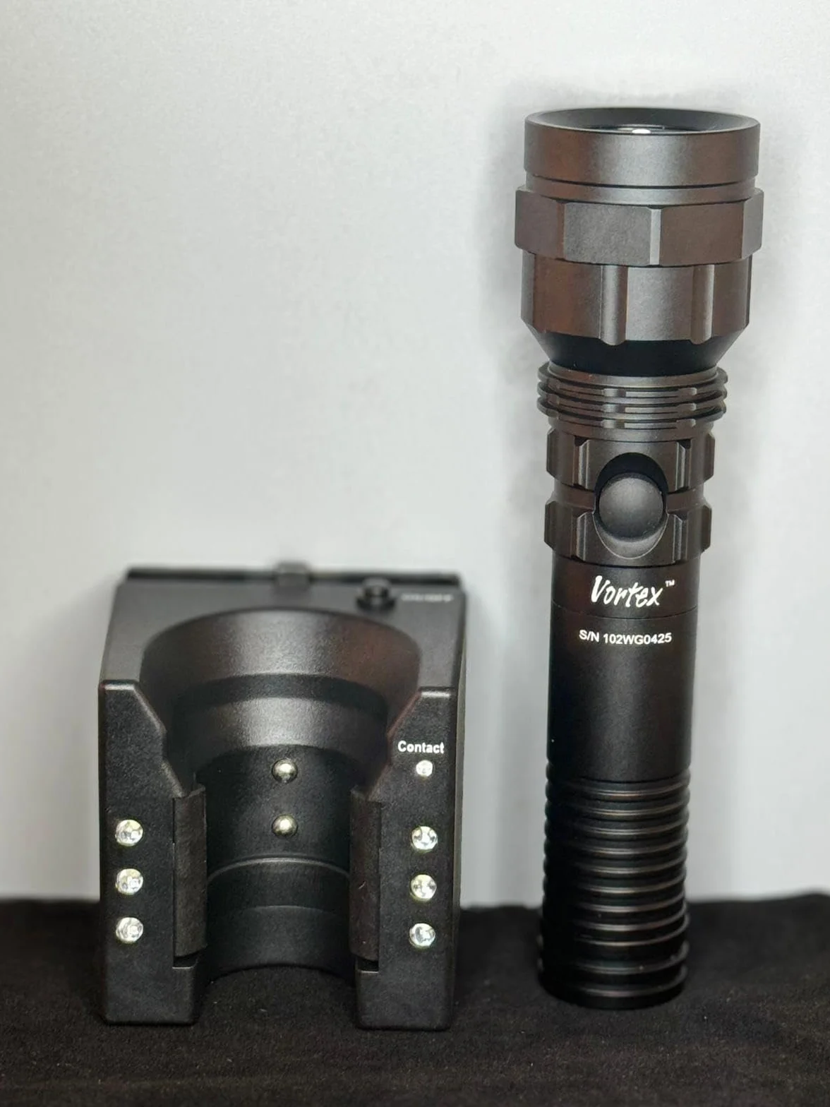 Vortex TM604 - Soporte de pared LED de emergencia de alta potencia, 1800 lúmenes, 7/24 en espera, función táctica, linterna de seguridad para coche y hogar.