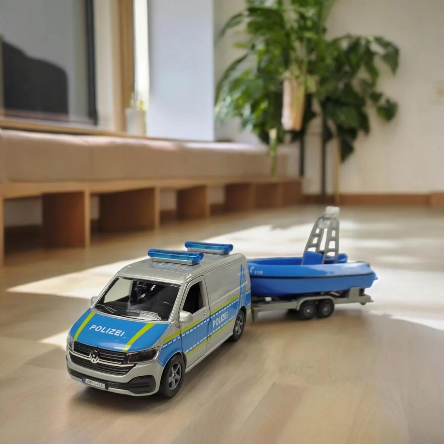 Kids Globe Volkswagen Transporter Policía Barco Die Cast Pull Back 29 cm Juguete Azul