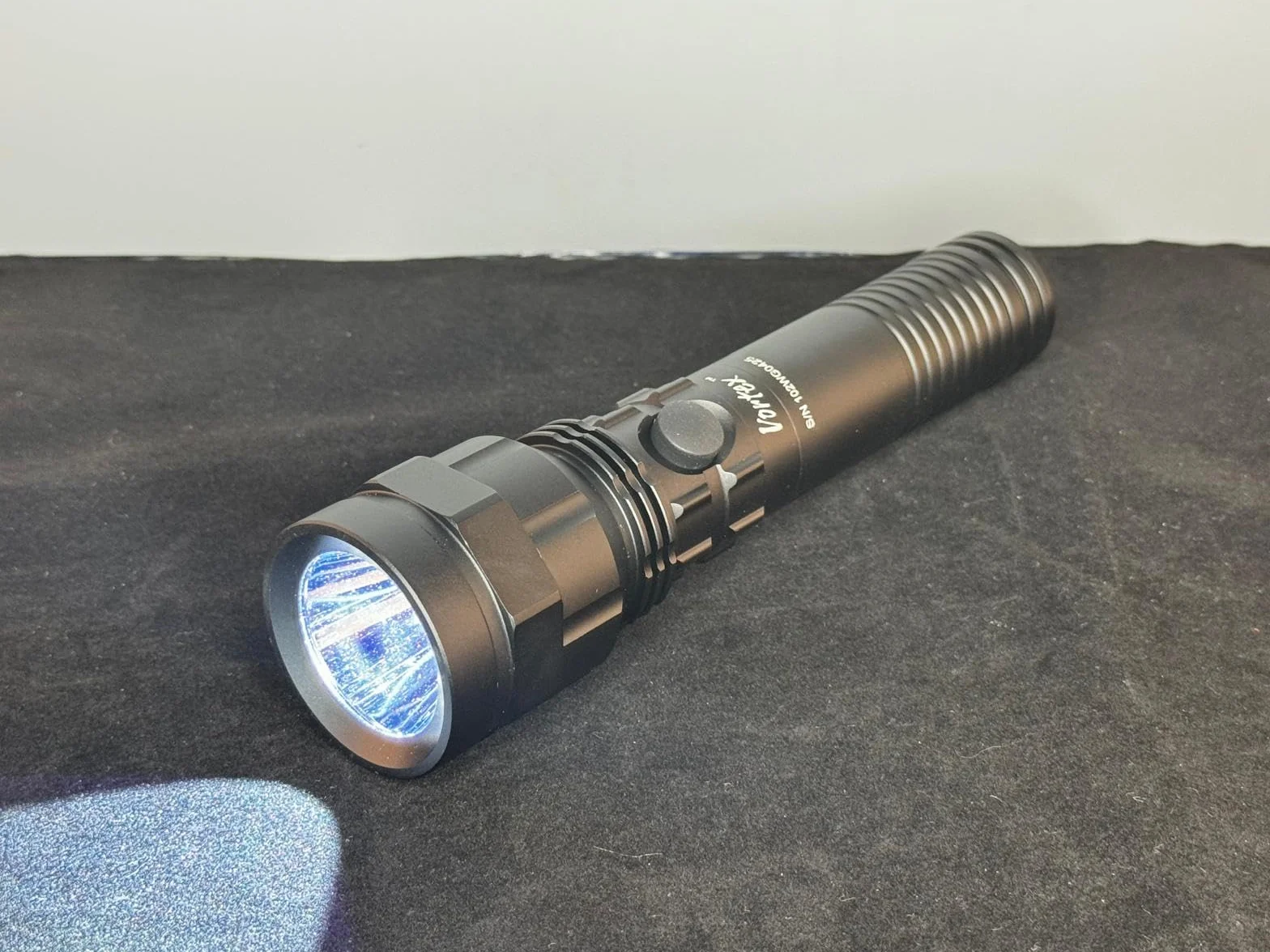 Vortex TM604 - Soporte de pared LED de emergencia de alta potencia, 1800 lúmenes, 7/24 en espera, función táctica, linterna de seguridad para coche y hogar.