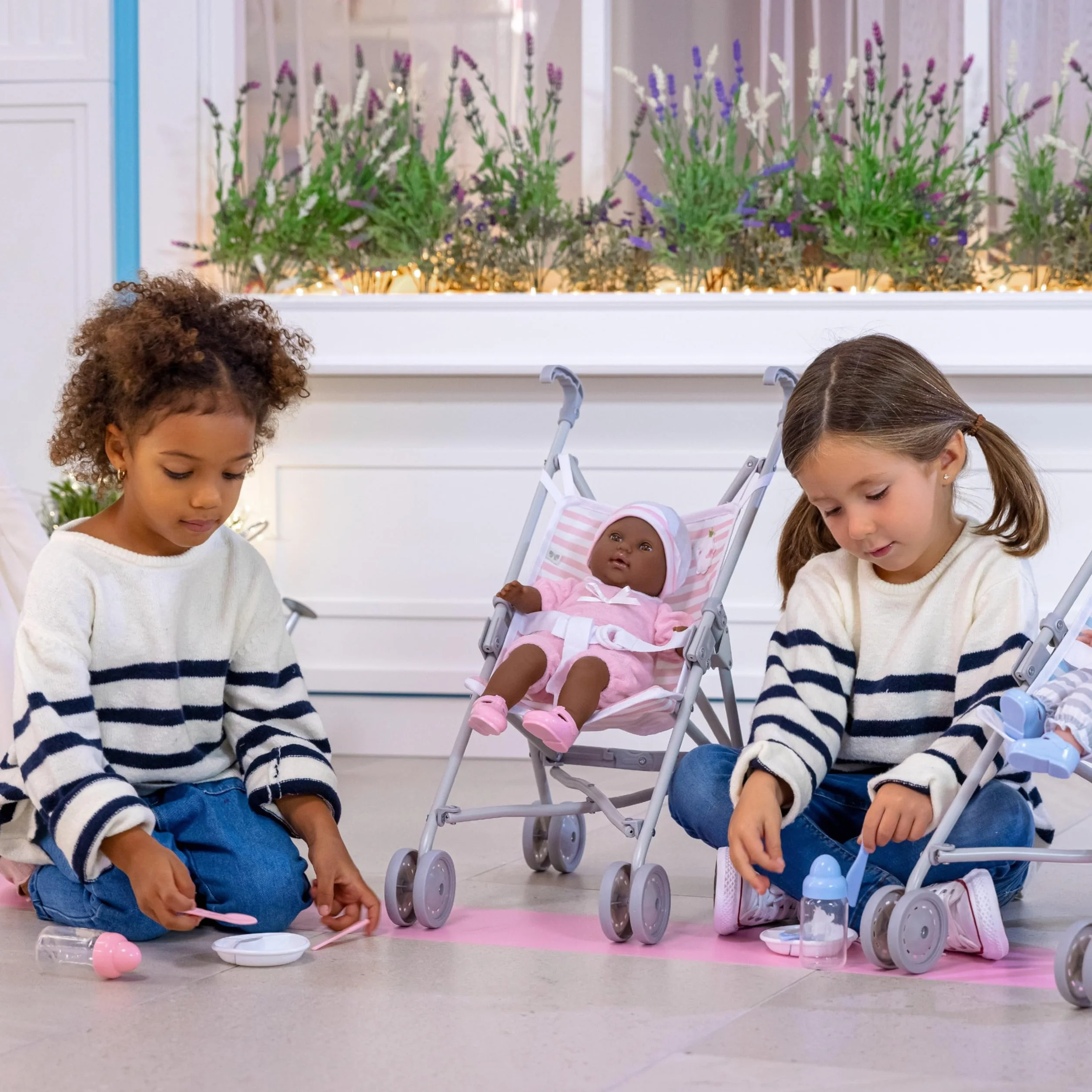 Berenguer Jc Toys Silla de paseo plegable modo paraguas para muñecas 45 cm blanco y azul a rayas decoración elefante +2 años