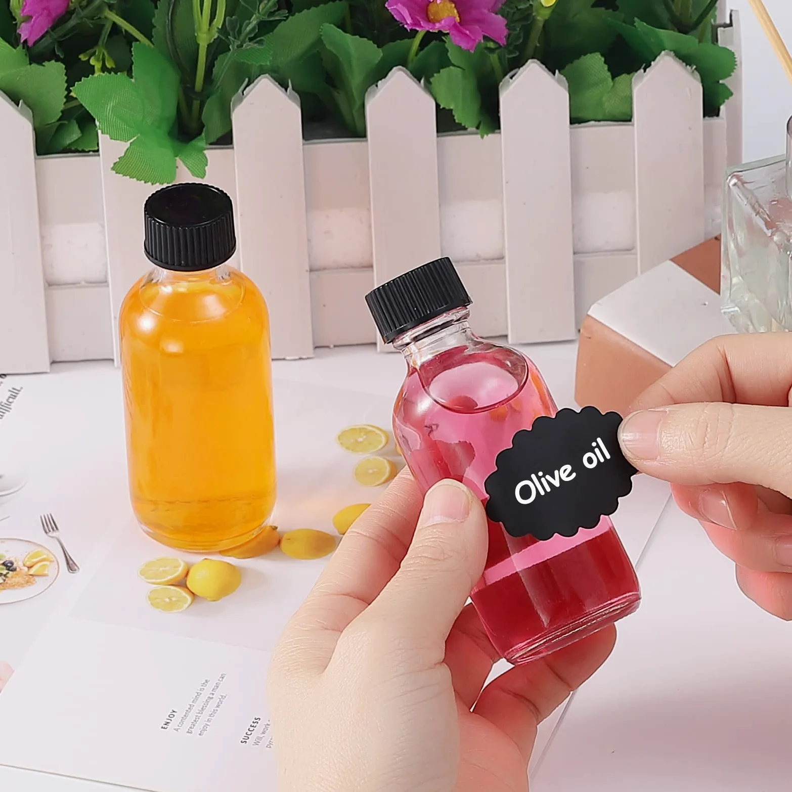 72, botellas pequeñas de vidrio transparente de 2 onzas con tapas, botellas redondas de muestra Boston para aceite esencial, salsa picante, jugo, whisky, bourbon líquido vienen con 5 embudos, 5