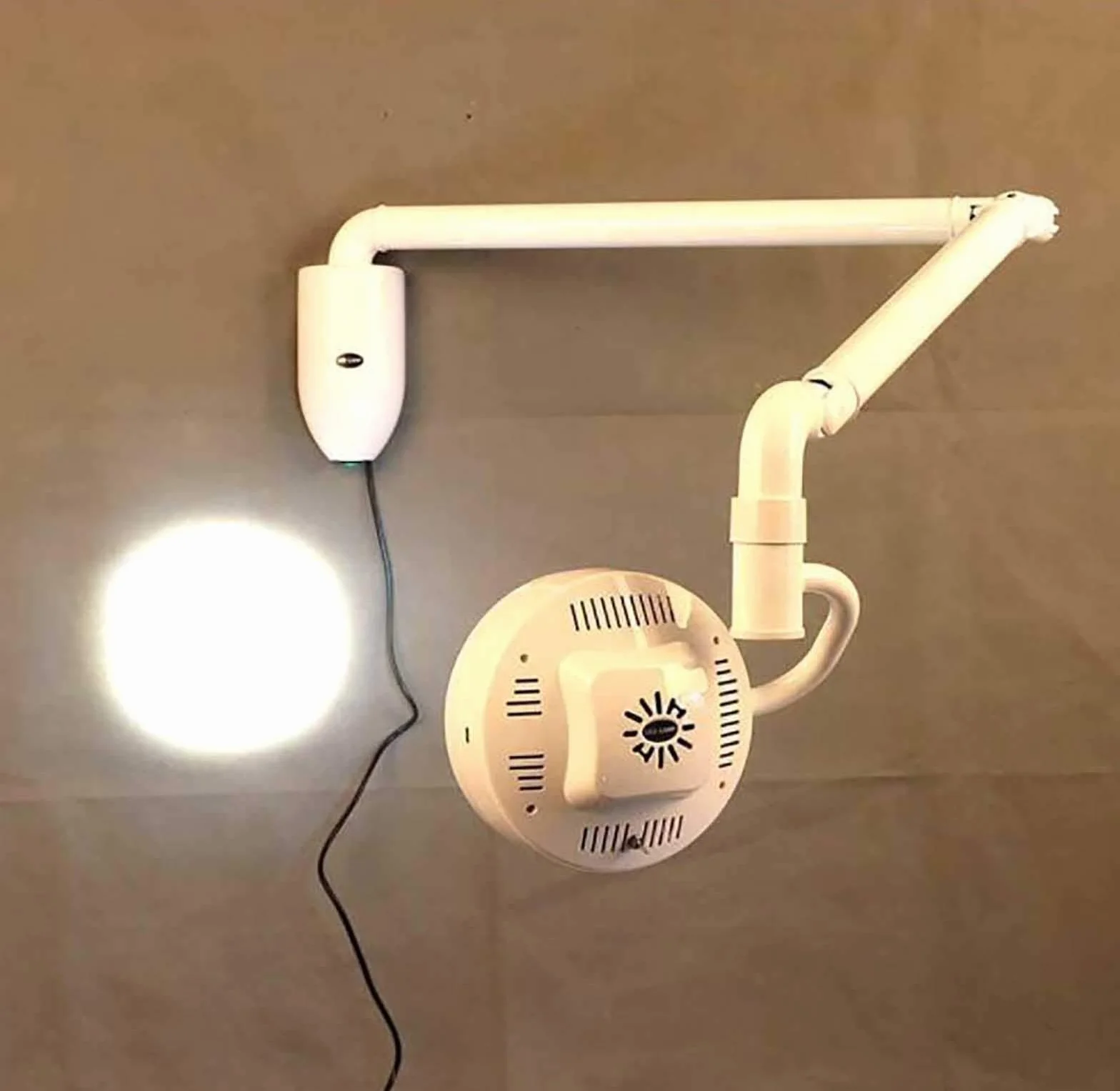 Lámpara sin sombra quirúrgica montada en la pared, lámpara sin sombra de la luz dental médica 800m m del examen quirúrgico del tatuaje LED
