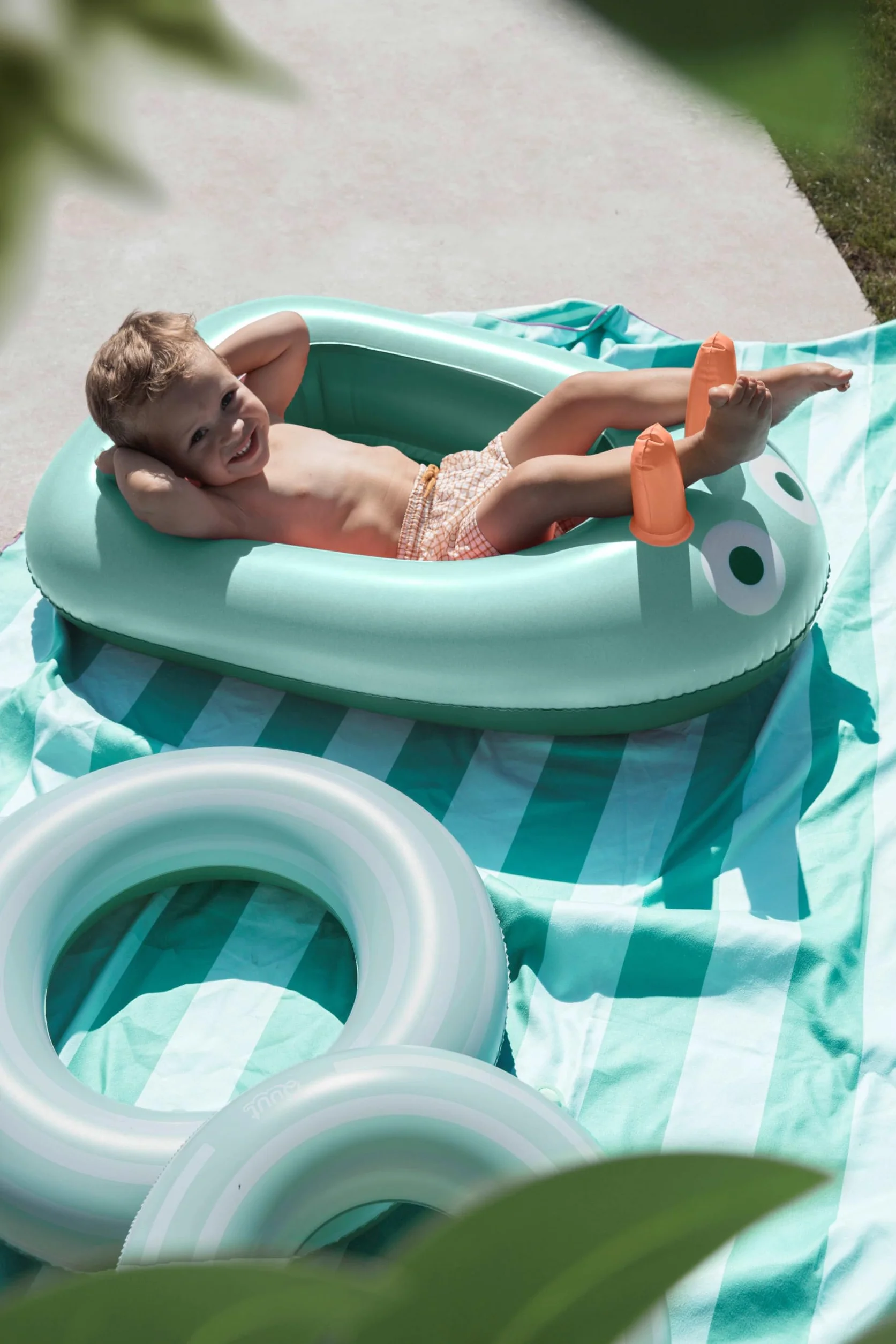 Barco inflable de jardín verde