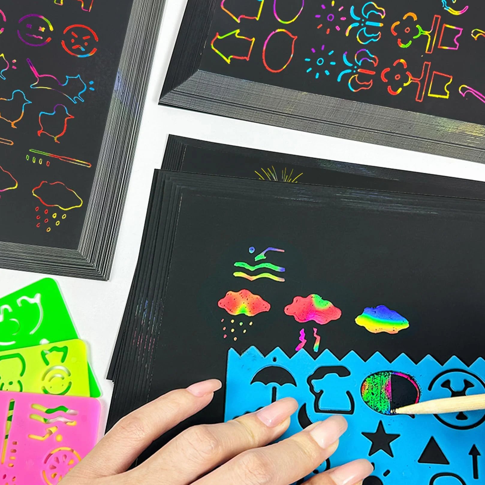 Juego De Dibujos Para Rascar Papel Negro 8,5 Cm Con 4 Bolígrafos Y 4 Plantillas Para Niños