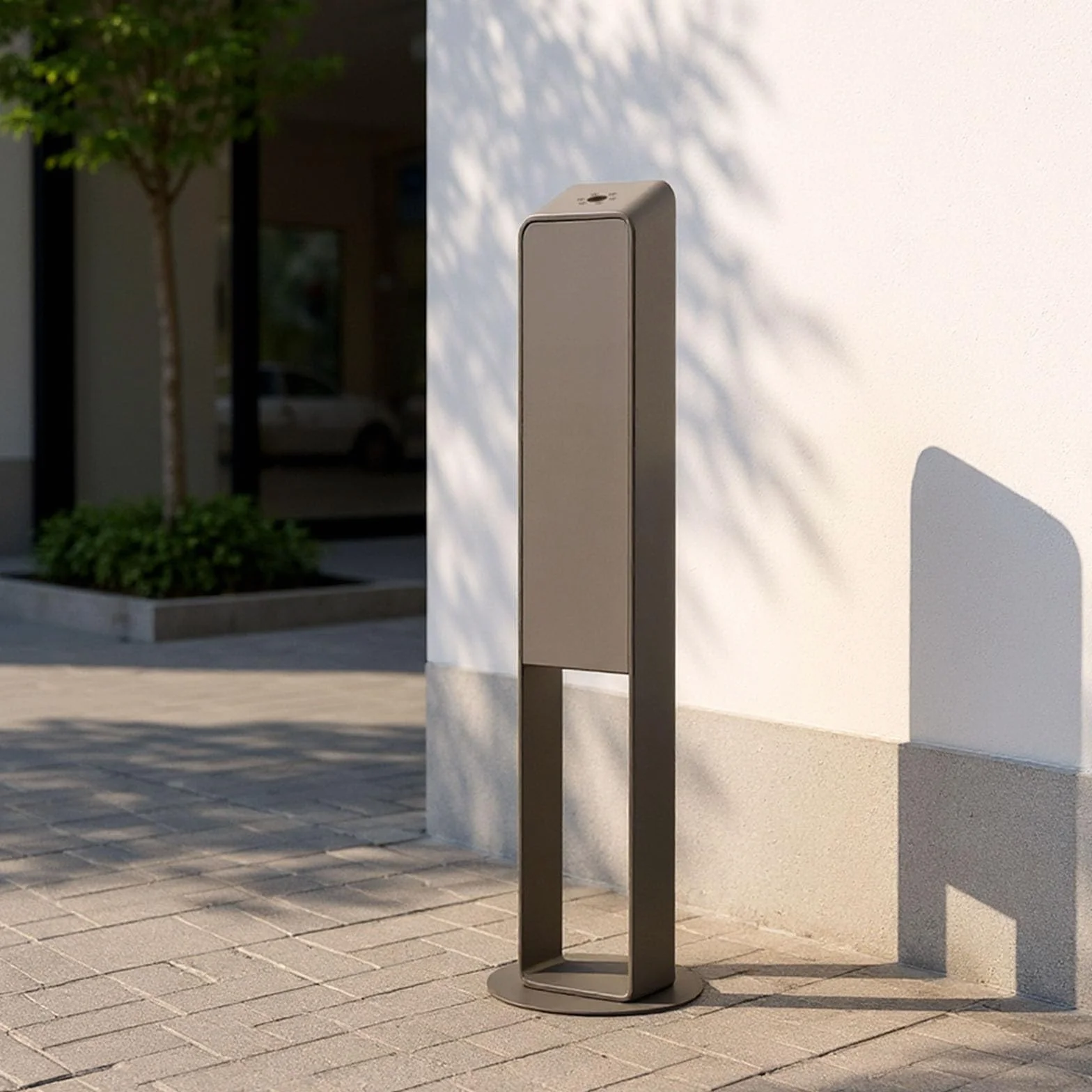 Cenicero de pie, receptáculo de acero inoxidable con diseño de inclinación de 30°, apertura de llave trasera fácil de limpiar para patio, oficina, hogar, restaurantes y exteriores