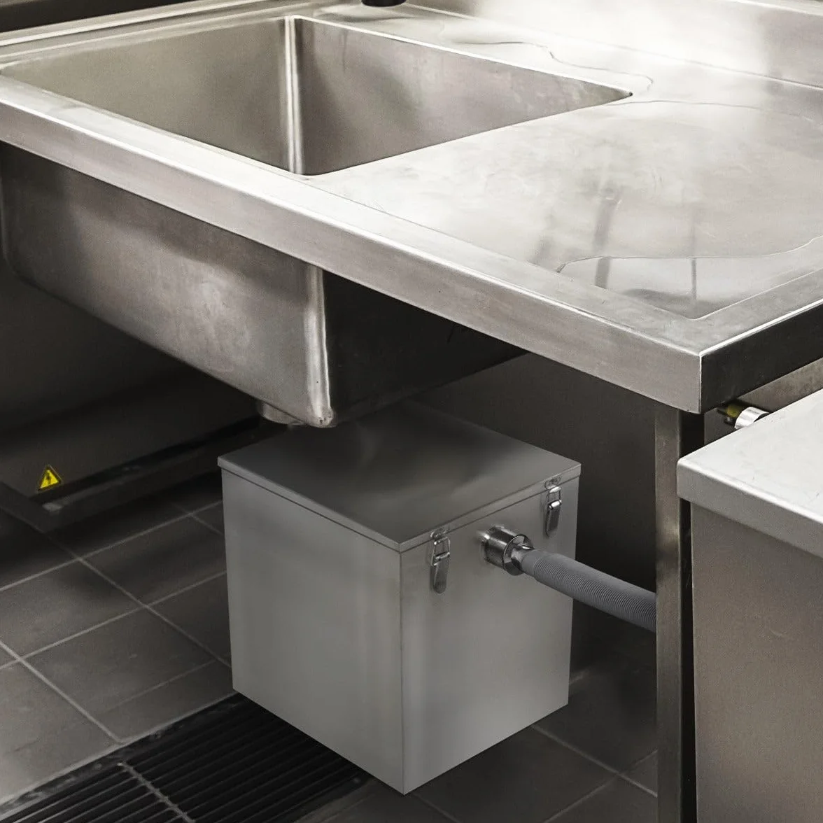 Interceptor Profesional de Trampa de Grasa Comercial 60L Bajo Fregadero Acero Inoxidable Cesta de Filtro Extraíble para Residuos de Alimentos Separador de Aceite Deflector de Agua Desagüe (39x39x39cm)