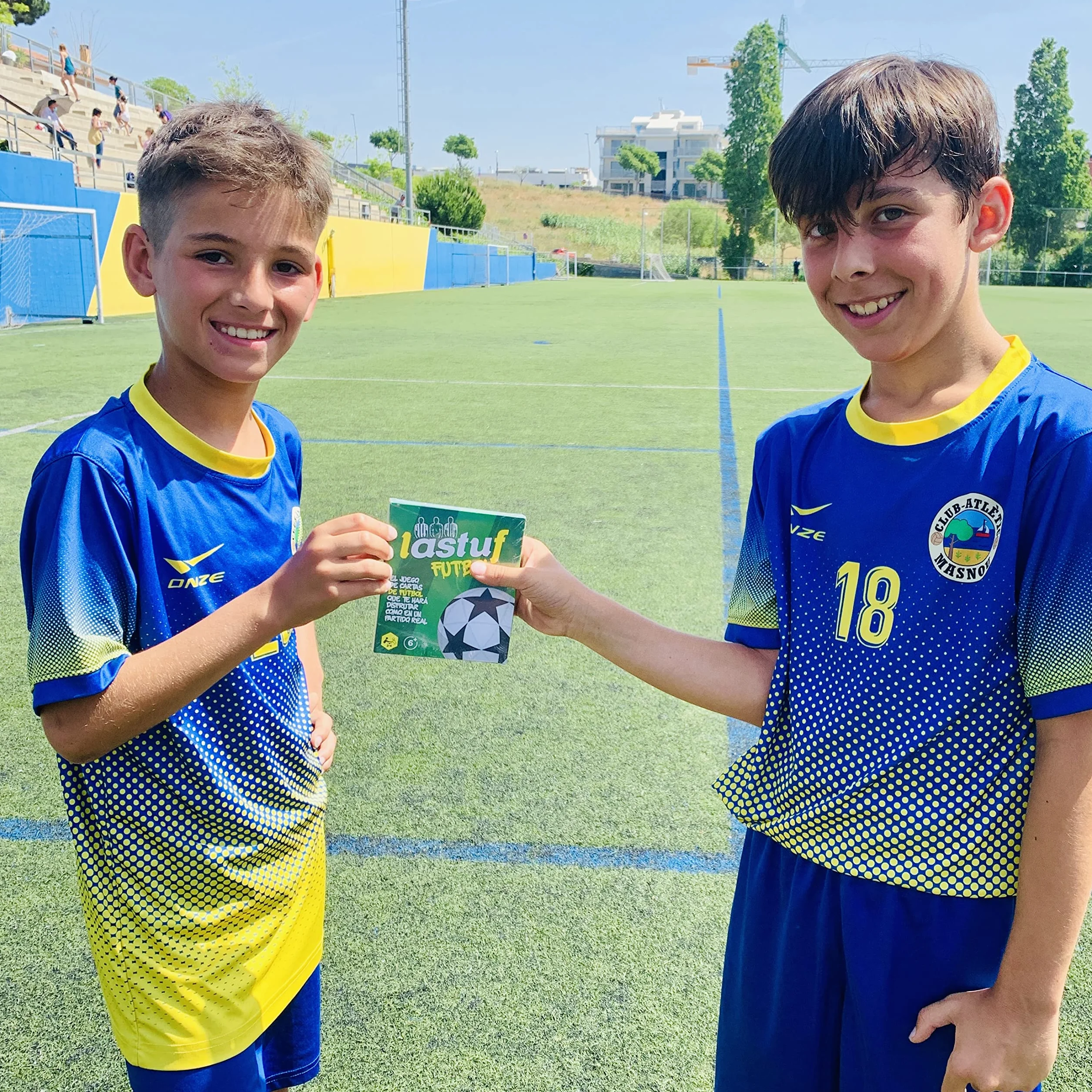 LASTUF Juego de Futbol Niños - Juego de Cartas Familiar De Mesa - Regalo para 6-12 años