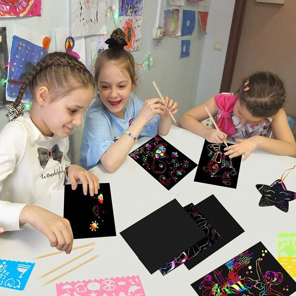 Mocoosy Juego de 60 piezas Papel Artístico para Rascar para Niños - Arcoíris Scratch Art Kit con 4 Plantillas 5 Lápices