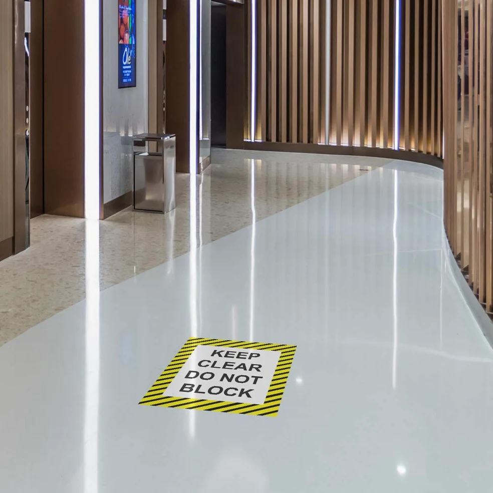 Calcomanía antideslizante para piso con texto en inglés"Keep Clear Do Not Block", color negro y amarillo