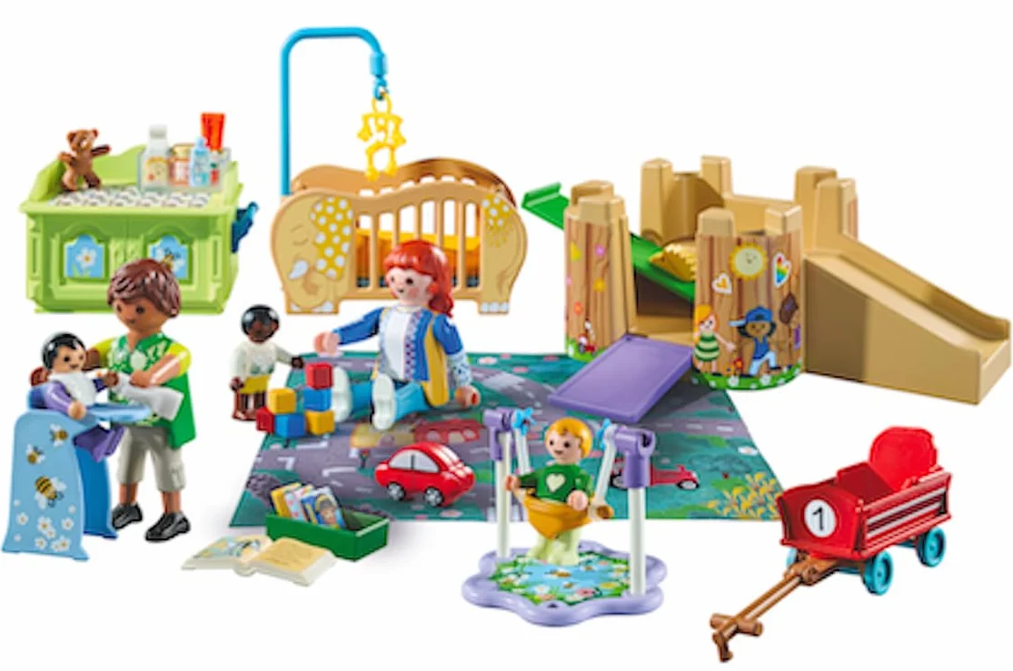 PLAYMOBIL MyLife Promo Pack 71649 Set Primera Infancia, 5 Figuras, Torre de Juegos, Tobogán, Accesorios, Juguetes para niños y niñas a Partir de 4 años