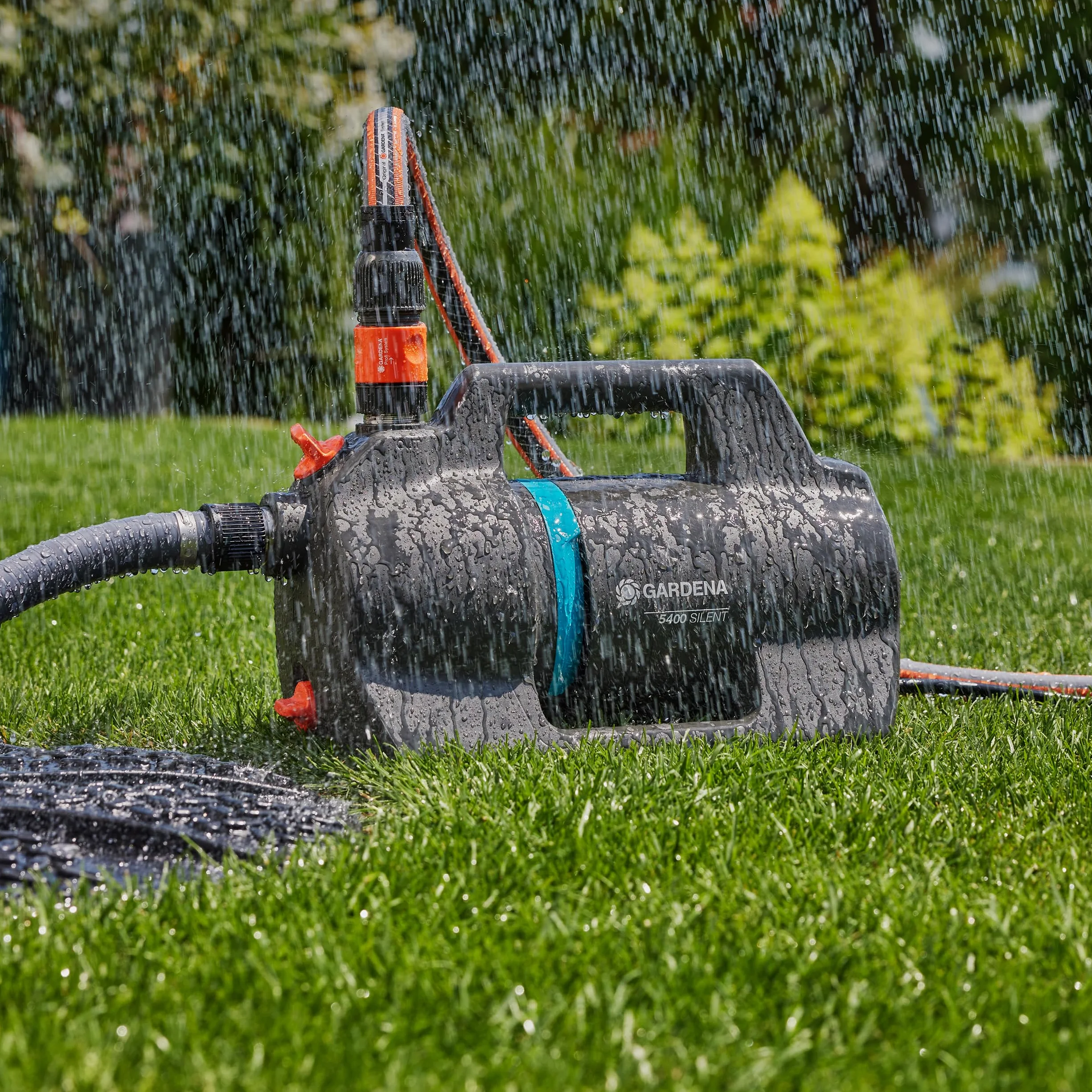 GARDENA Bomba de jardín 5400 Bombas silenciosas: 26% más caudal con el mismo consumo de energía que su predecesor, Operación de bajo ruido, carcasa resistente a la lluvia y a los rayos UV, (9086-20)