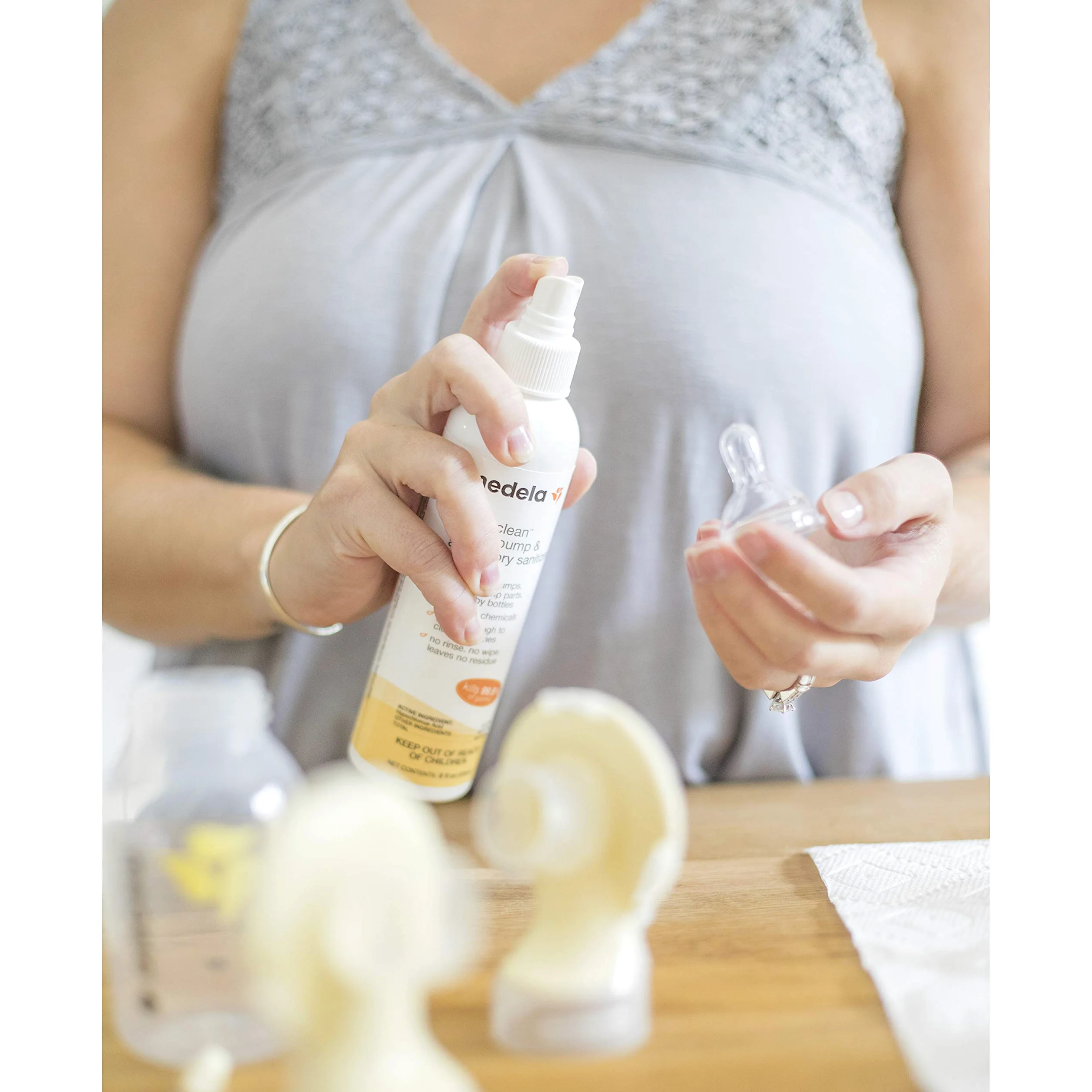 Medela - Espray desinfectante para extractor de leche de limpieza rápida, esterilizador seguro sin enjuagar, elimina el 99,9% de las bacterias y gérmenes comunes, 8 onzas líquidas