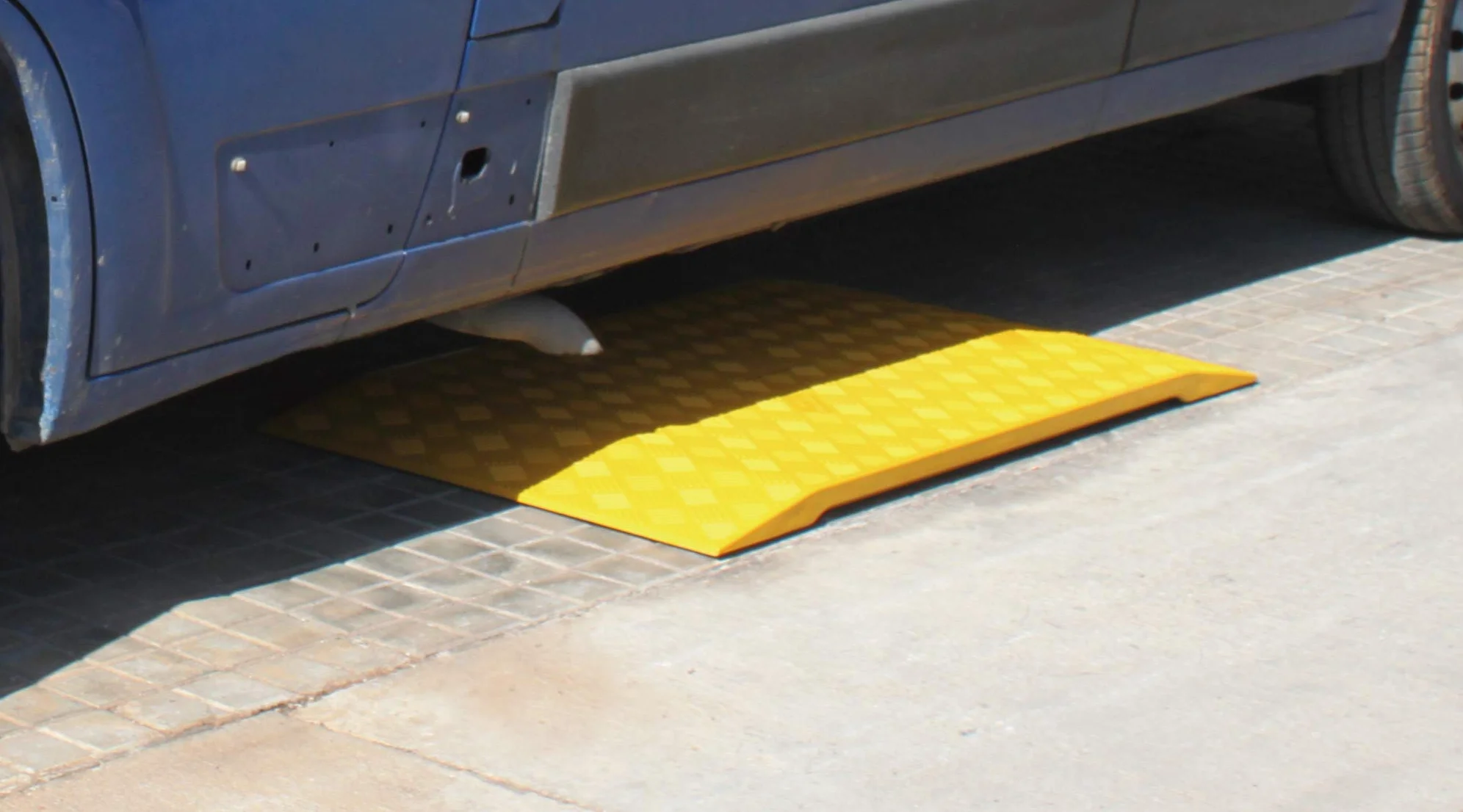 ADO - Placa cubre zanja Plastrong 1355x755x50 mm. Pasarela salva zanjas de plástico para tapar agujero temporal en obra