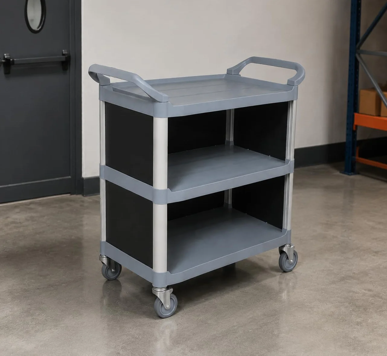 Carro Camarera Profesional Cuarz Gris Cerrado con 3 Bandejas | Laterales Cerrados | Polipropileno Resistente | 4 Ruedas Ø10 cm | Capacidad 140 kg | Ideal para Hostelería y Almacenes