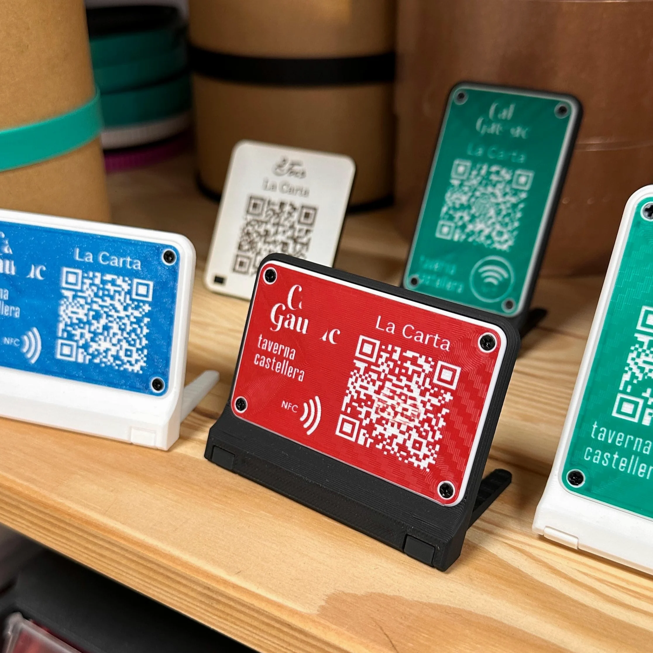 NIPRO Cartel QR para Mesa Personalizable | Códigos QR para Carta, Red Wifi, Valoraciones o Redes Sociales | Para Bar o Restaurante | NFC y/o Peana Opcionales | Lote 10 ud (43 x 70 mm)