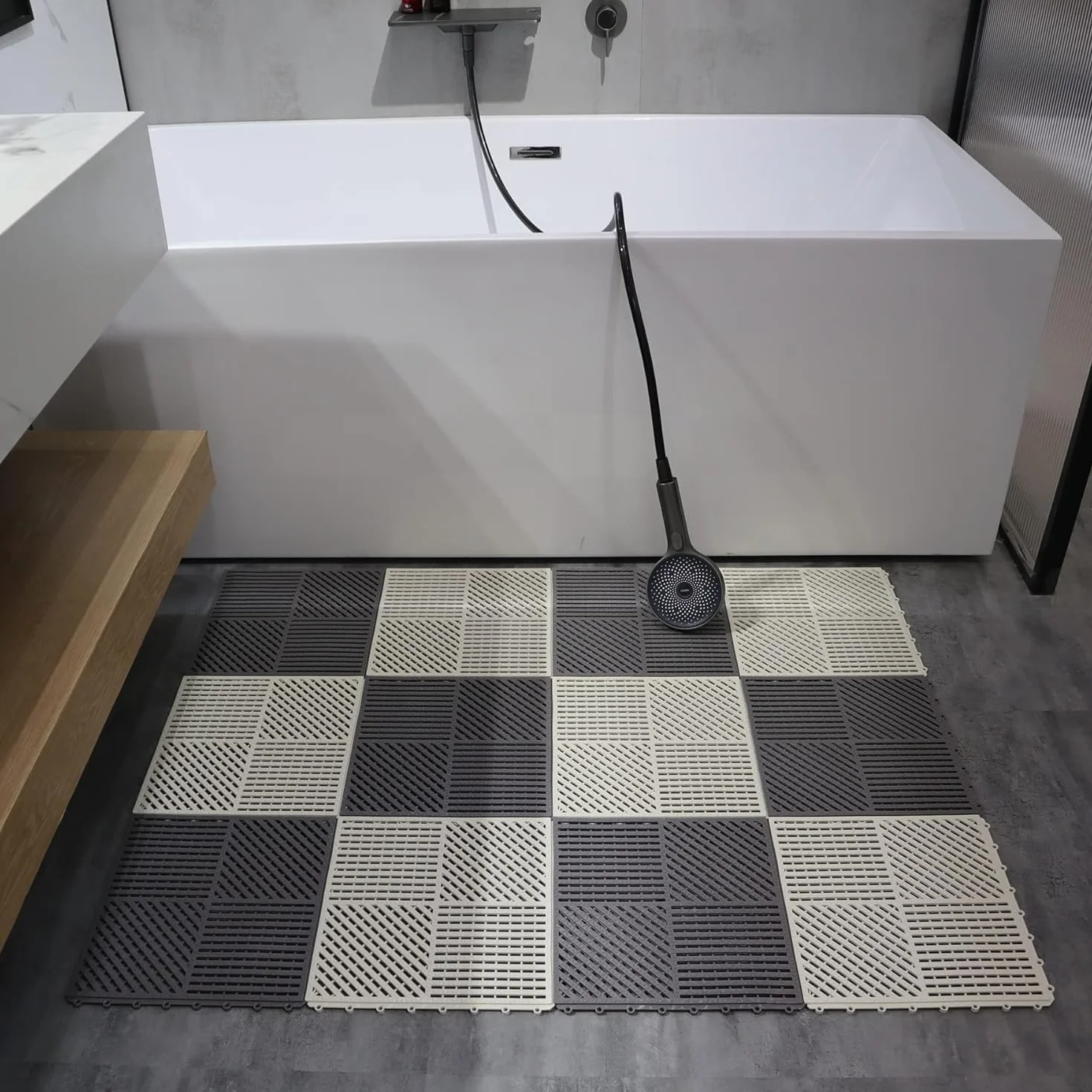 Paquete de 9 azulejos de drenaje antideslizantes entrelazados, tapete de ducha al aire libre para piscina, baño, sótano, barco y área de mascotas, 12 x 12 pulgadas, color blanco