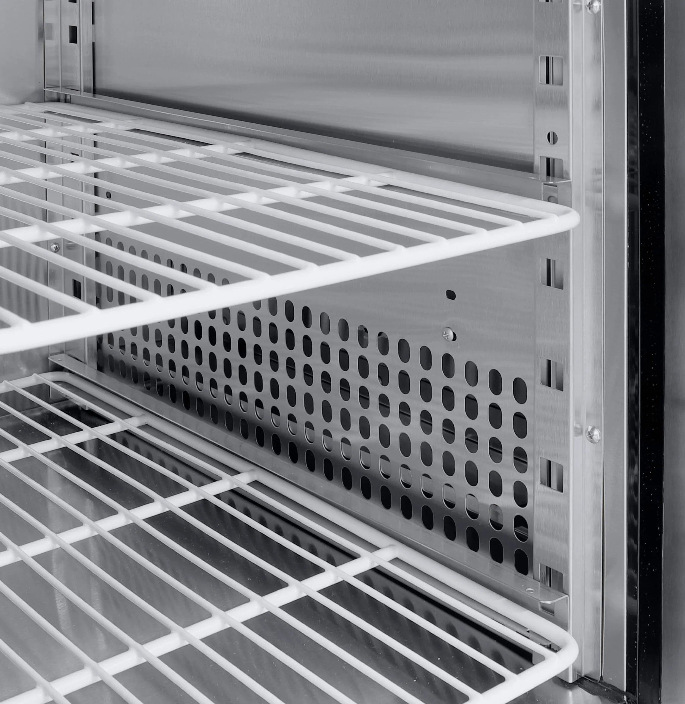 METRO Professional Mesa congeladora GCF3100BS, Acero Inoxidable, 334 L, 600 W, 3 Puertas, Plateada, Ideal para restaurantes (M)