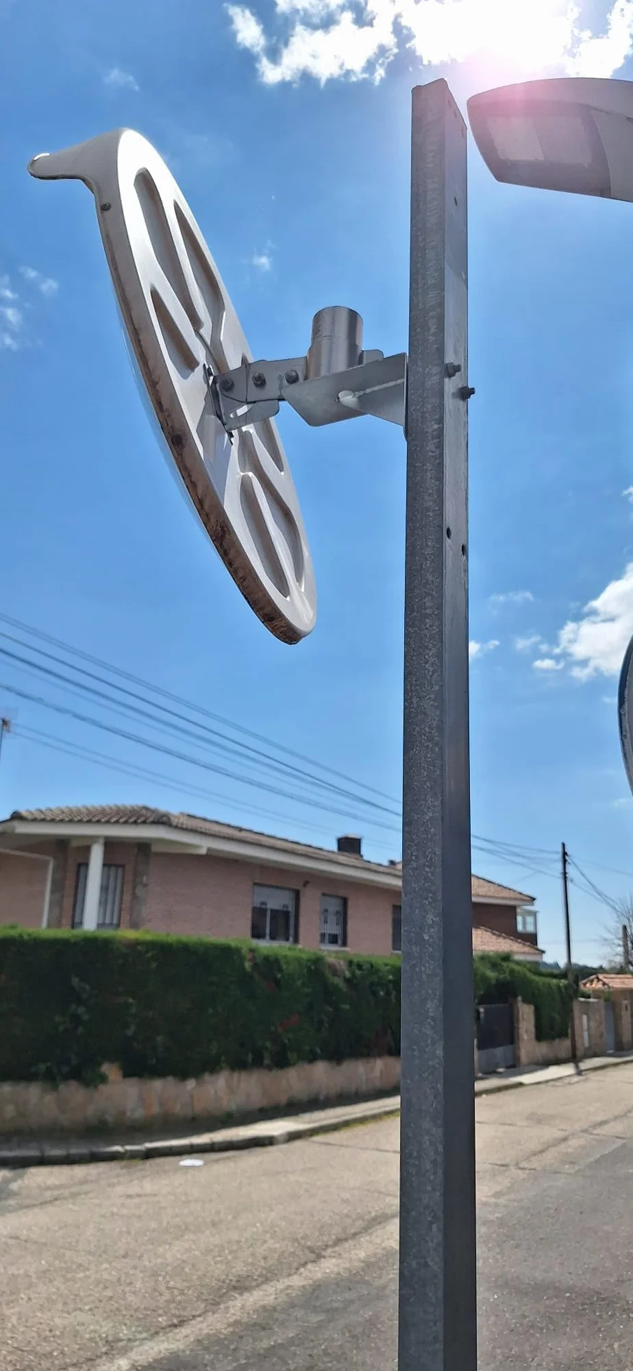 FERRETELIX® Espejo de Tráfico Convexo 80 cm Exterior – Irrompible – Visera Solar – Con Soporte para Poste Ajustable + Soporte para la pared – Alta Visibilidad (80)