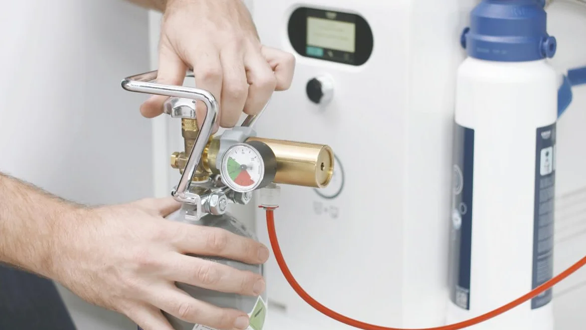 GROHE Blue, Bombona de CO2 de 2 kg para hasta 350 l de agua con gas (CO2 apto para uso alimentario, uso universal, válvula de presión residual integrada y asa de transporte de seguridad), 40423000