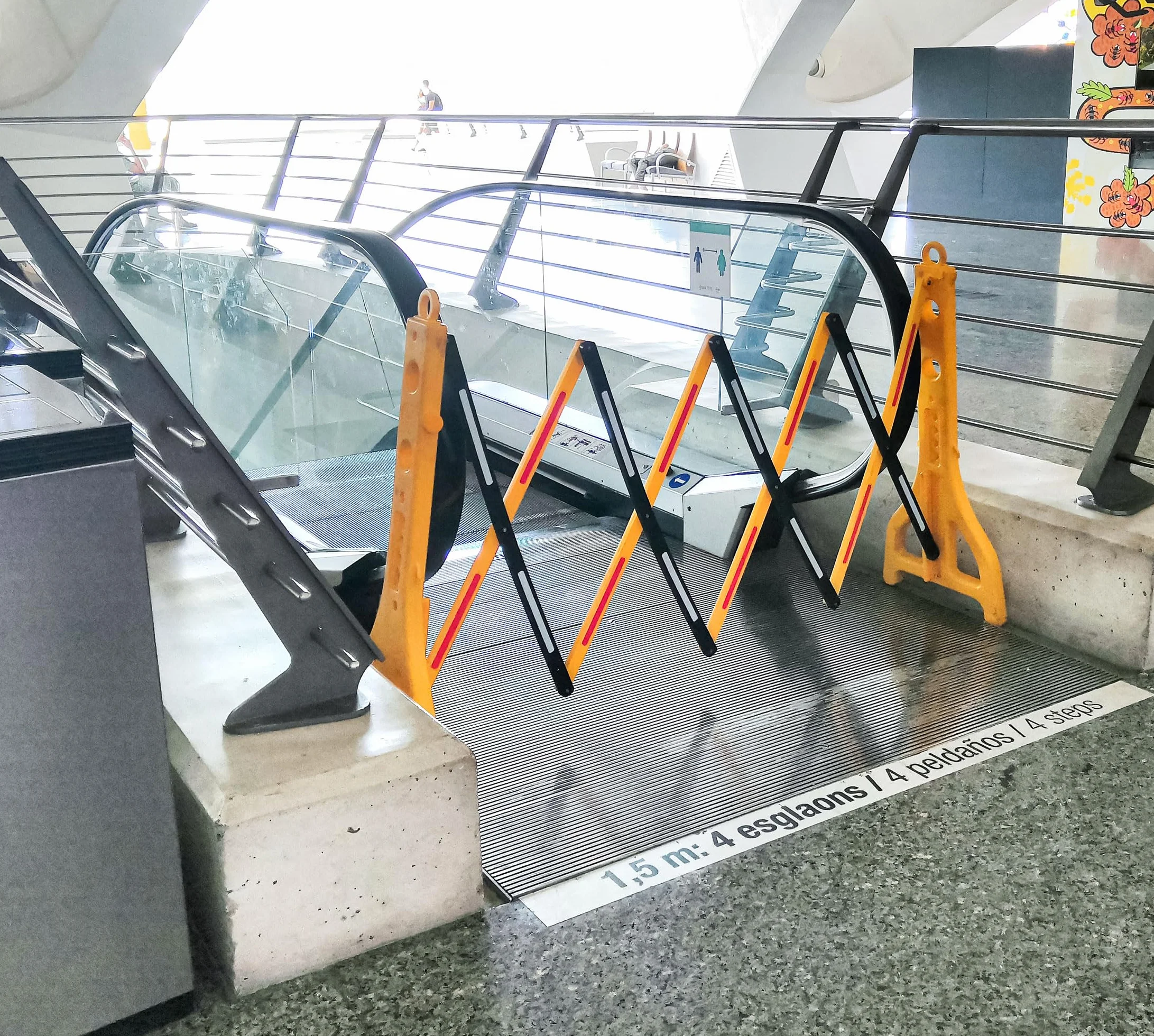 Valla extensible de plástico de polipropileno amarilla y negra rellenable con agua
