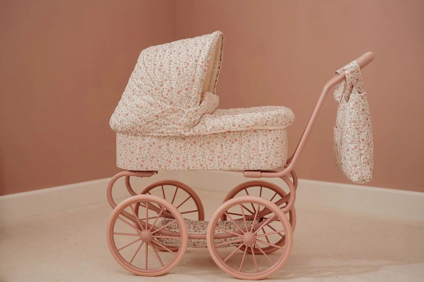 Little Dutch Cochecito de metal para muñecas con ruedas grandes, capota y cesta, hasta 46 cm - Flores blancas/rosa
