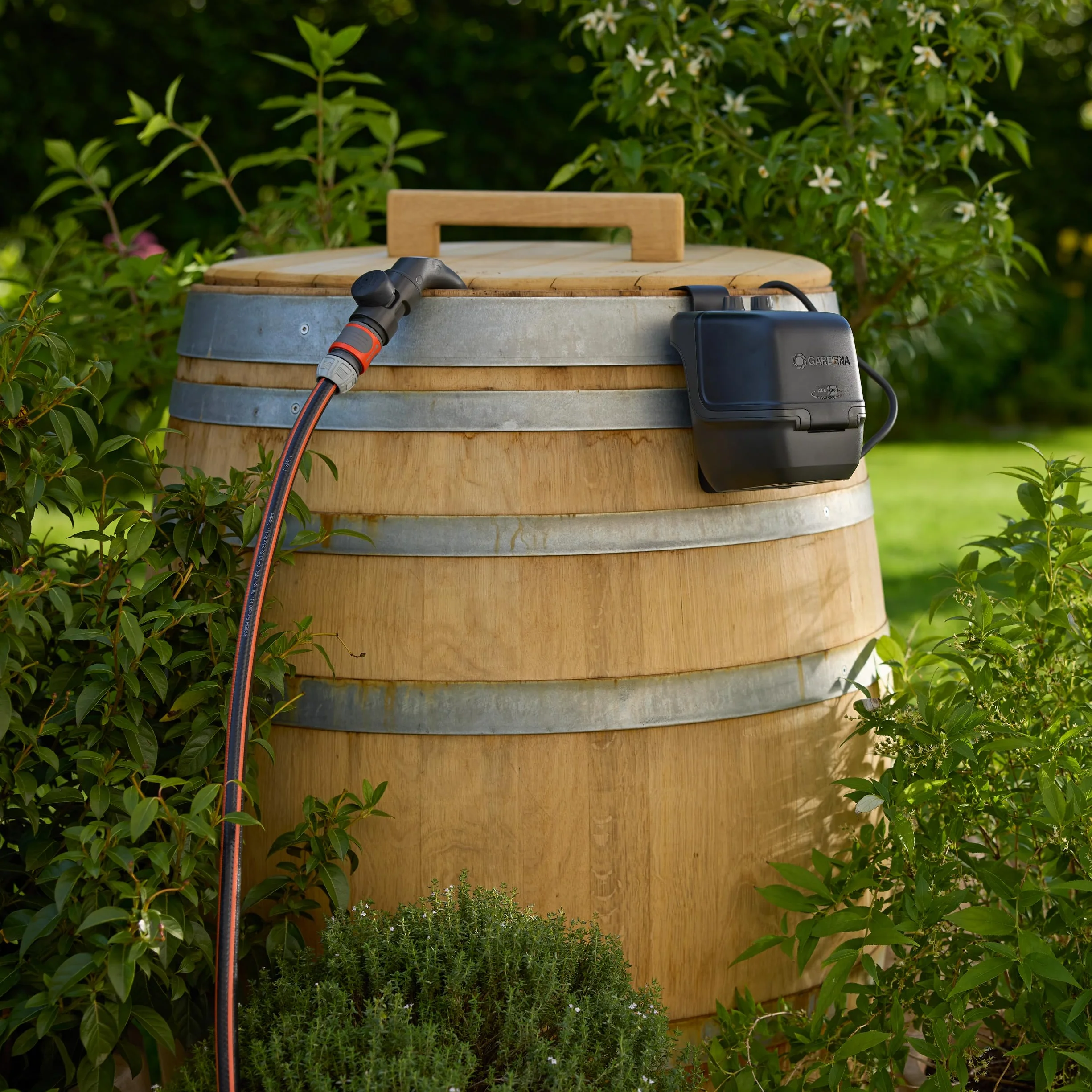 Gardena Bomba para depósitos de aguas de lluvia con batería 2400 Comfort Automatic 18V Solo: Bomba automática de agua, Control de riego programado, Función temporizadora, Presión constante (14605-55)